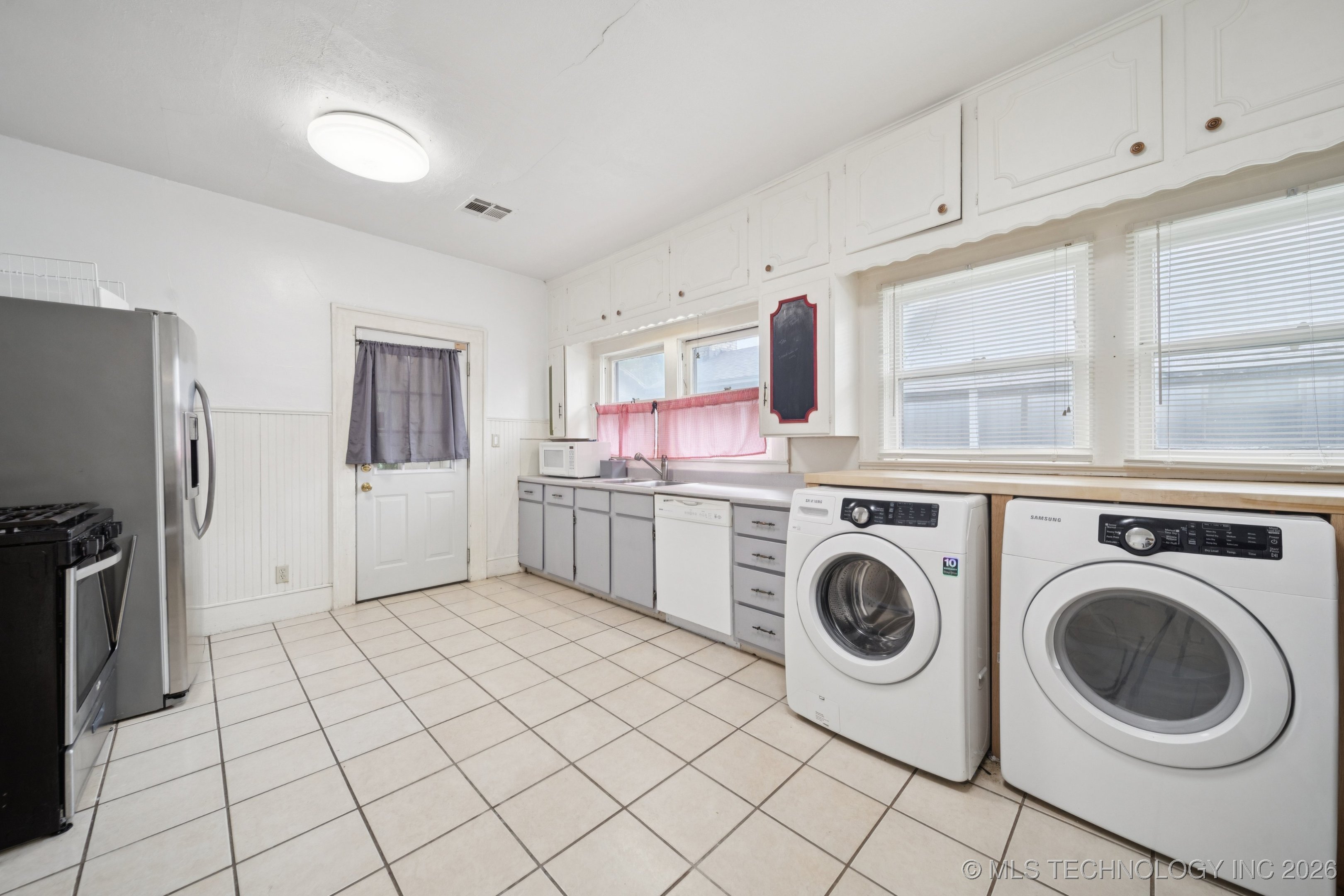 1414 E 8th Street Property Photo 10