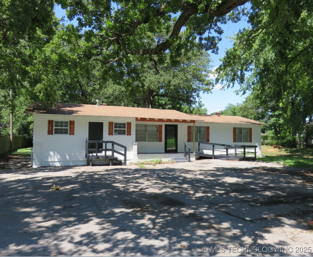 1239 W Main Street Property Photo 1