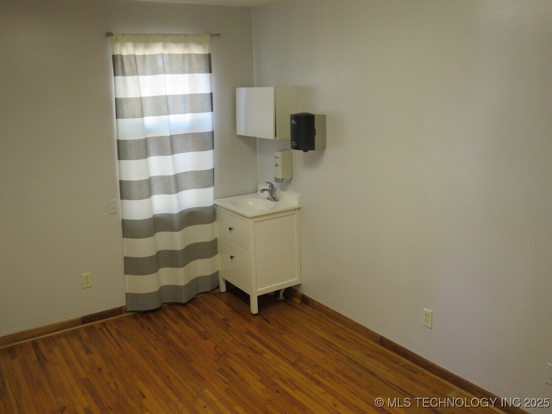 1239 W Main Street Property Photo 12