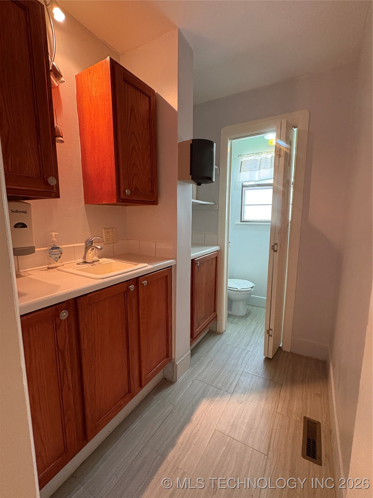 1239 W Main Street Property Photo 14