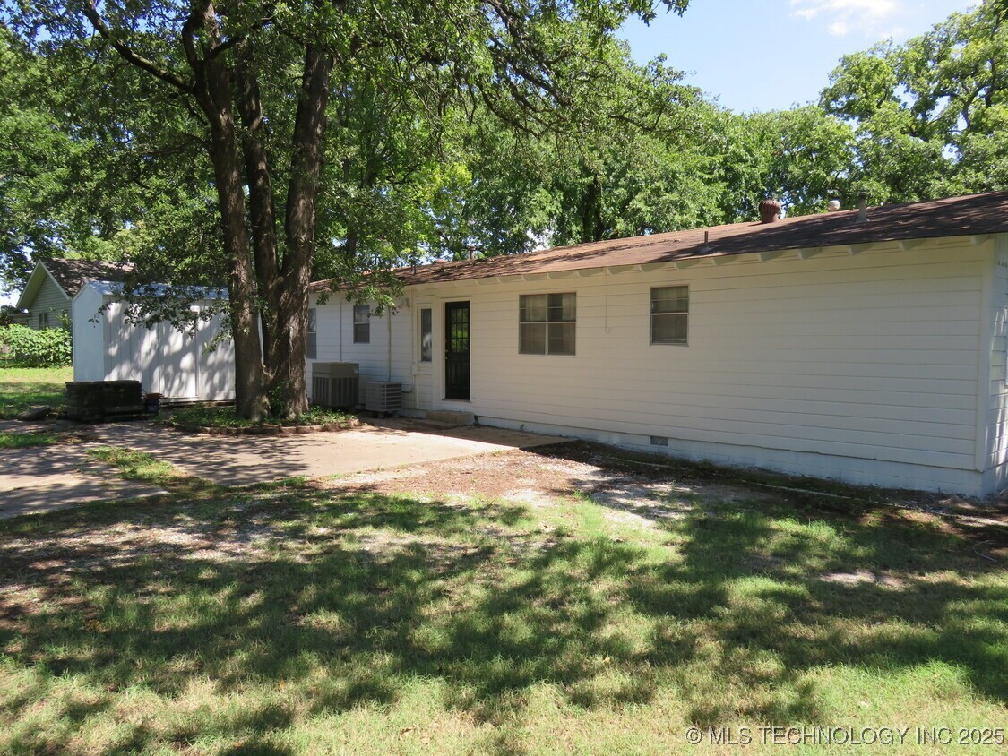 1239 W Main Street Property Photo 23