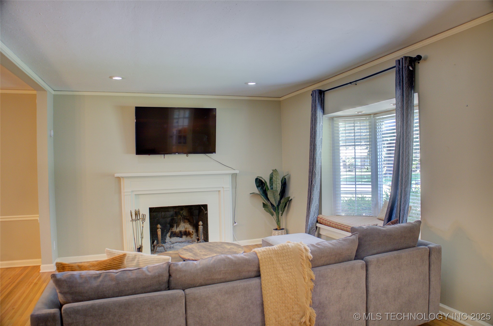 2328 S Delaware Court Property Photo 4