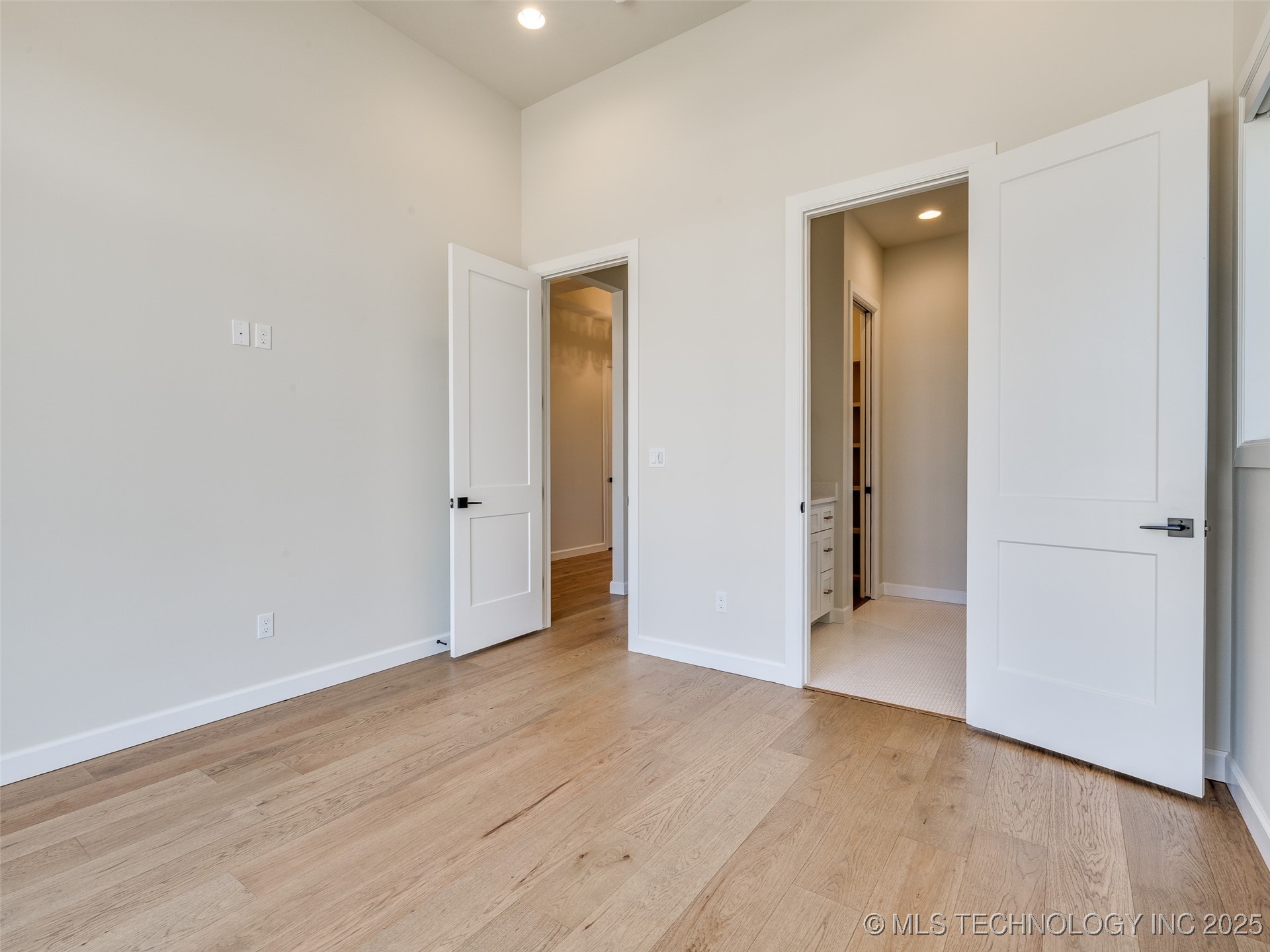 11909 S Vandalia Avenue Property Photo 8