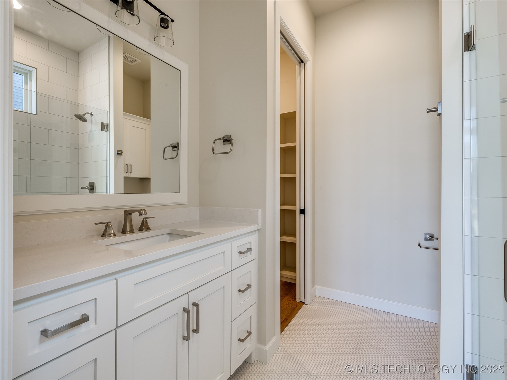 11909 S Vandalia Avenue Property Photo 9