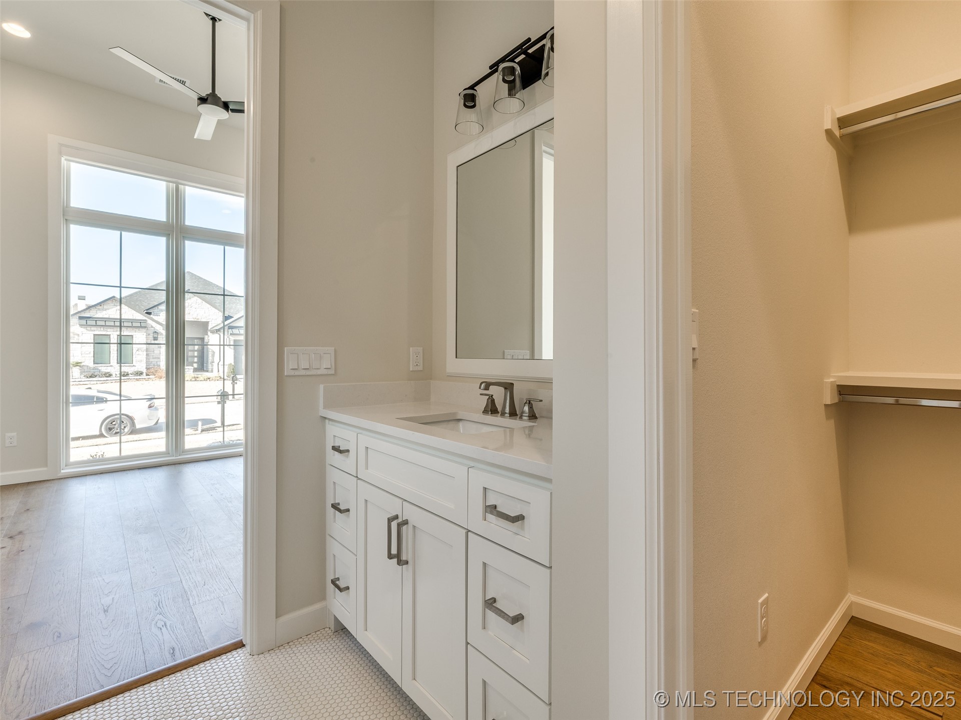 11909 S Vandalia Avenue Property Photo 12