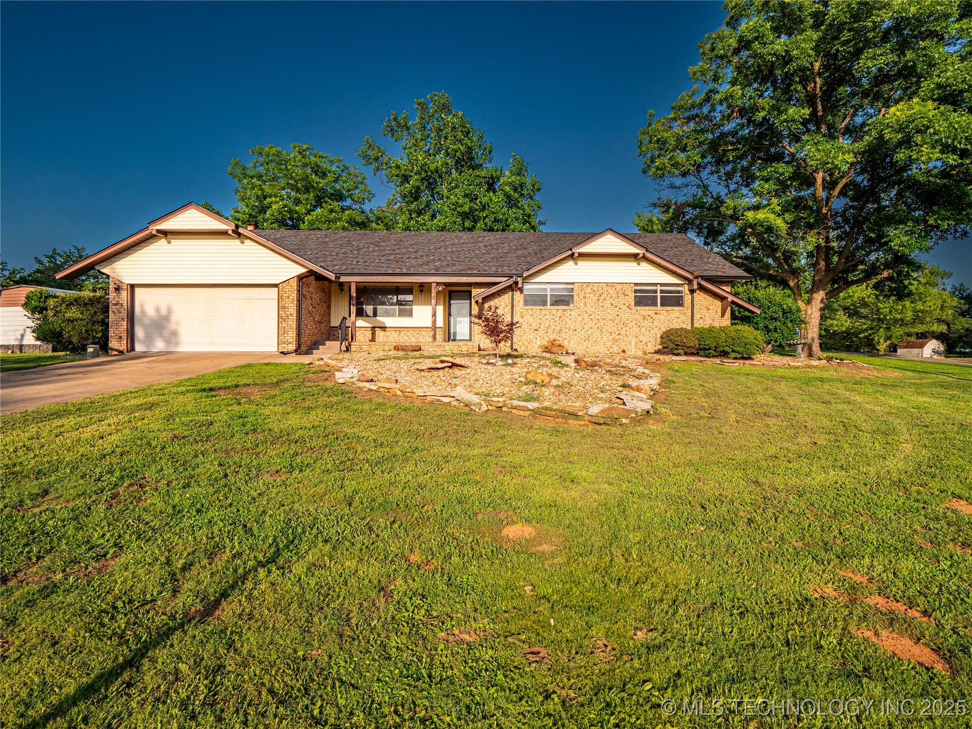 1826 W McGill Property Photo 1