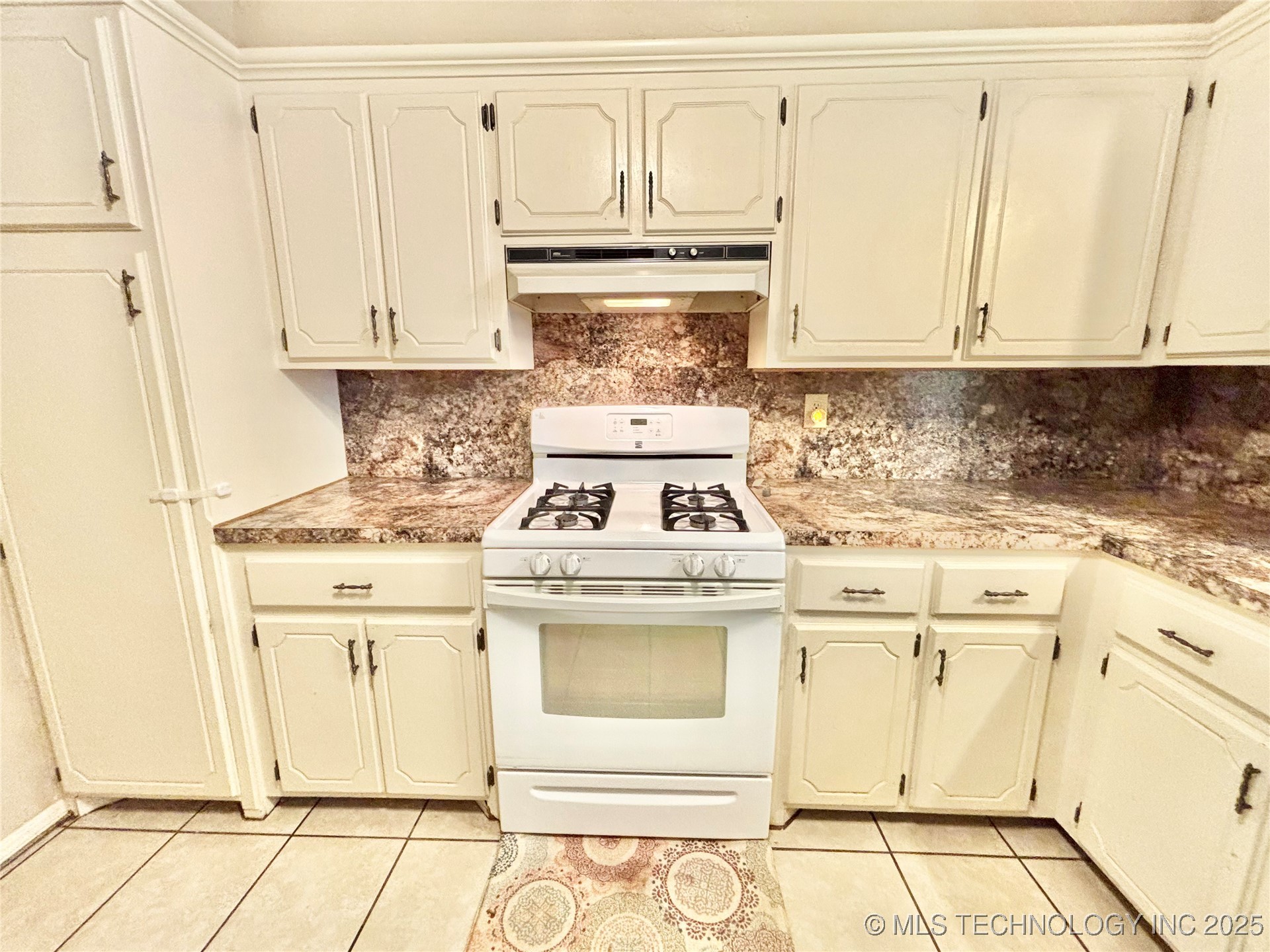 106 E Elk Road Property Photo 5