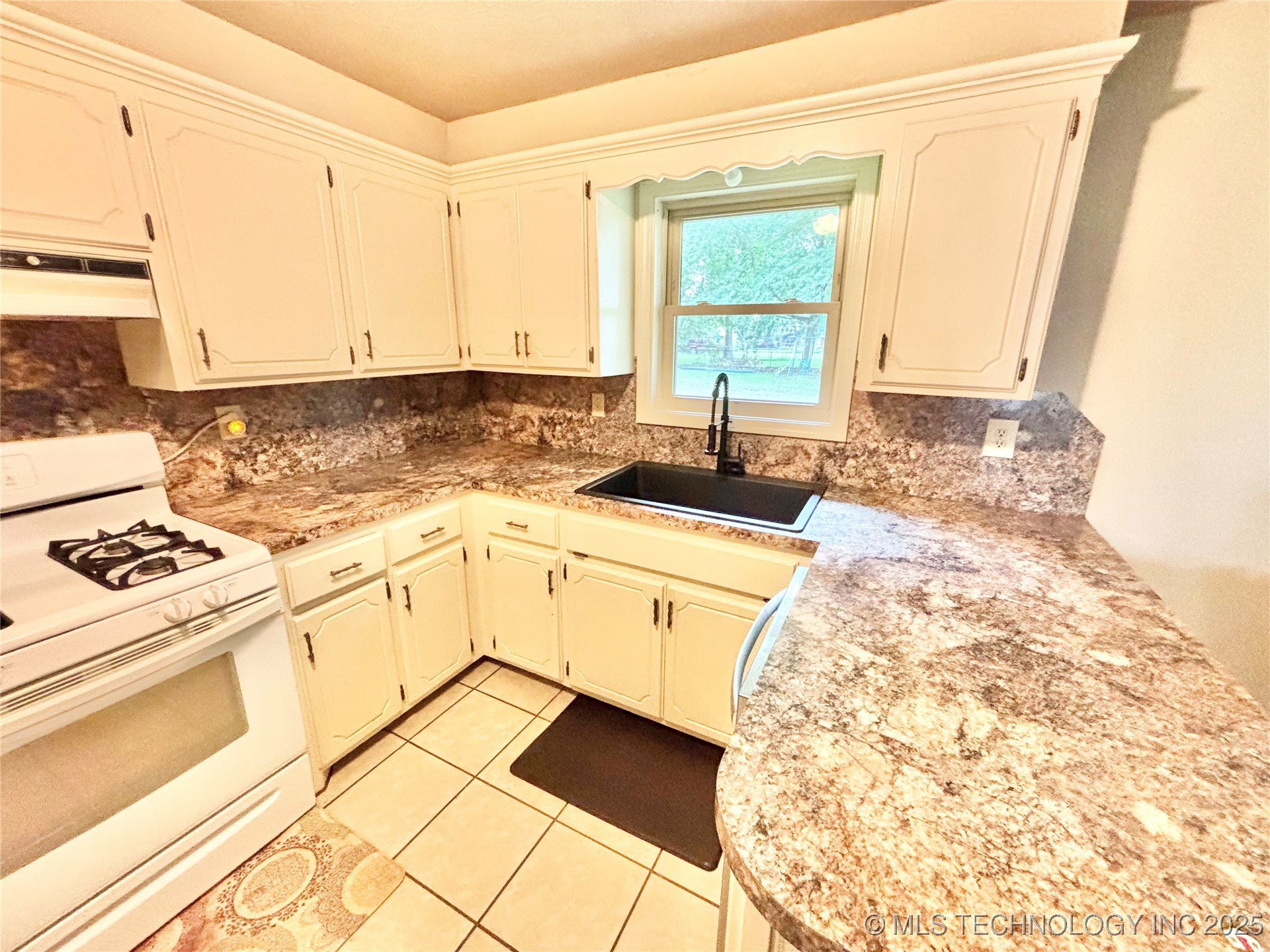 106 E Elk Road Property Photo 8