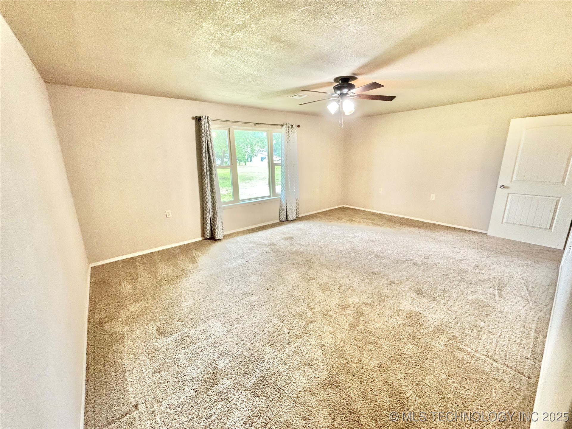 106 E Elk Road Property Photo 14