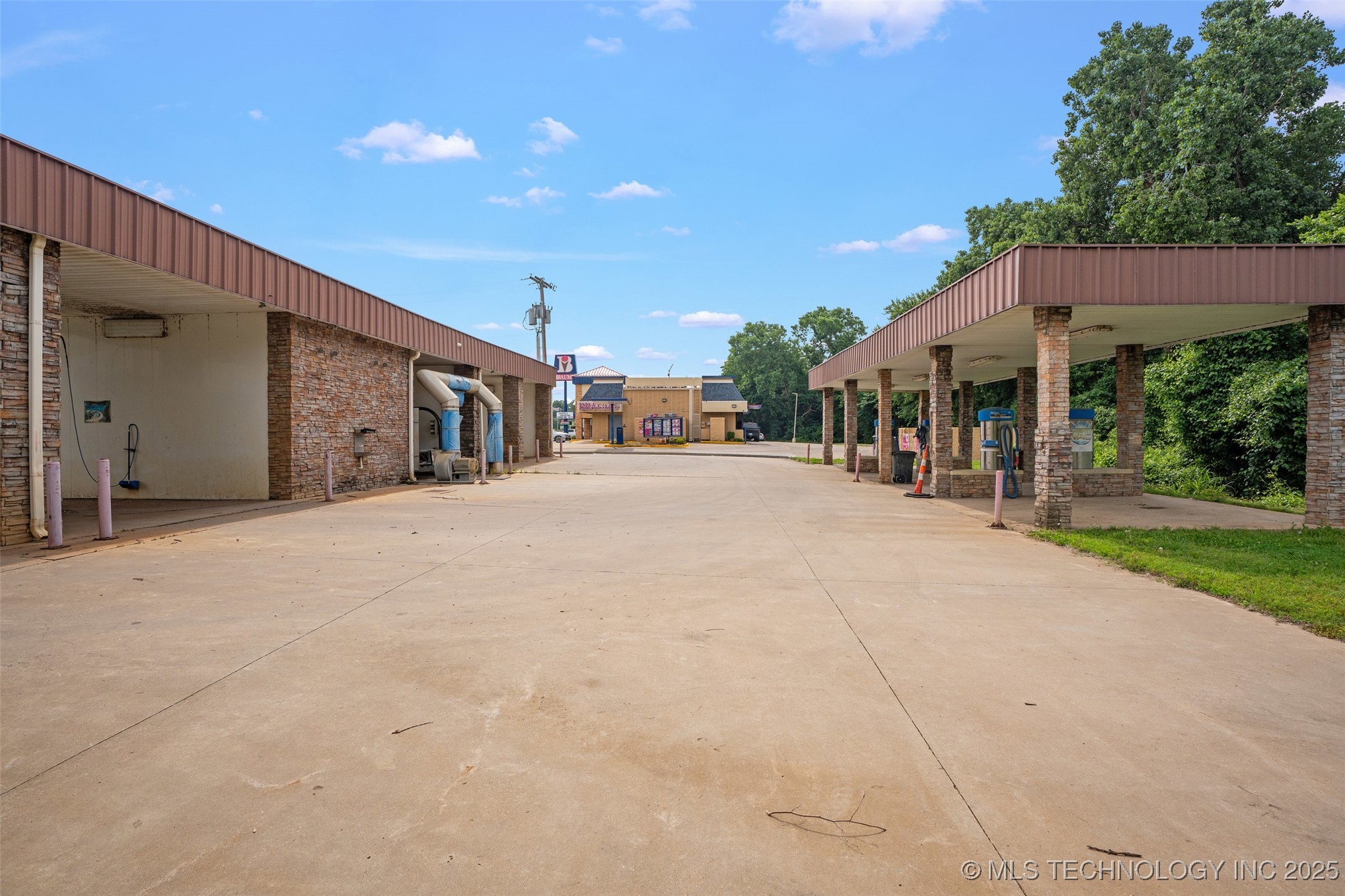 701 E Illinois Property Photo 3