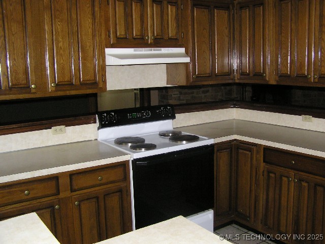 8228 S Jamestown Avenue Property Photo 8