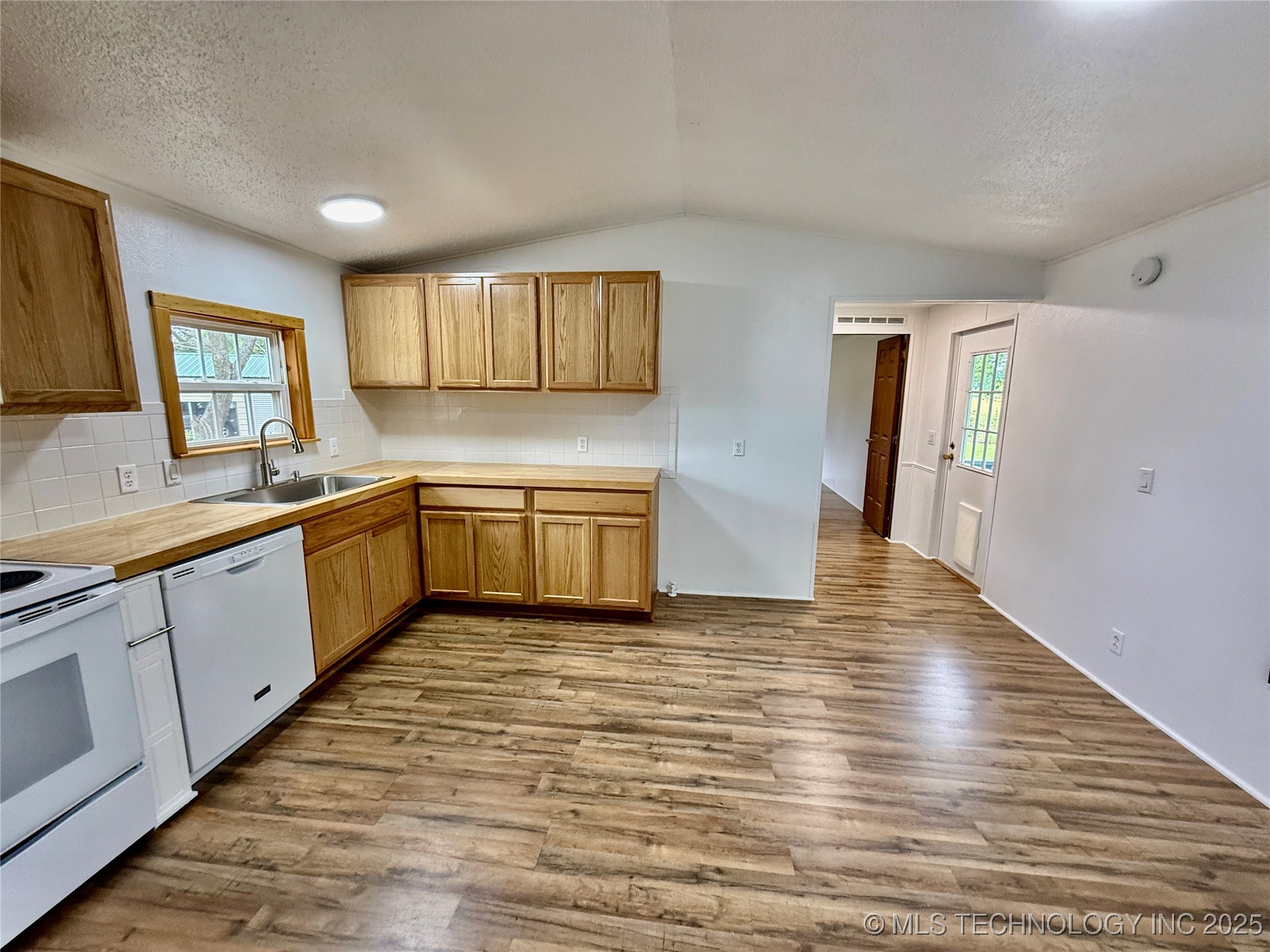 441210 Hillcrest Drive Property Photo 10