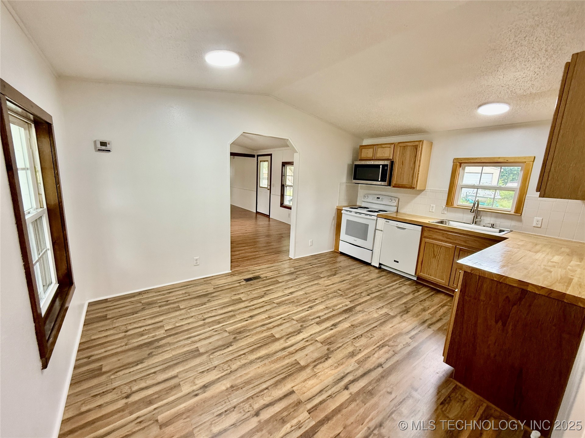 441210 Hillcrest Drive Property Photo 12