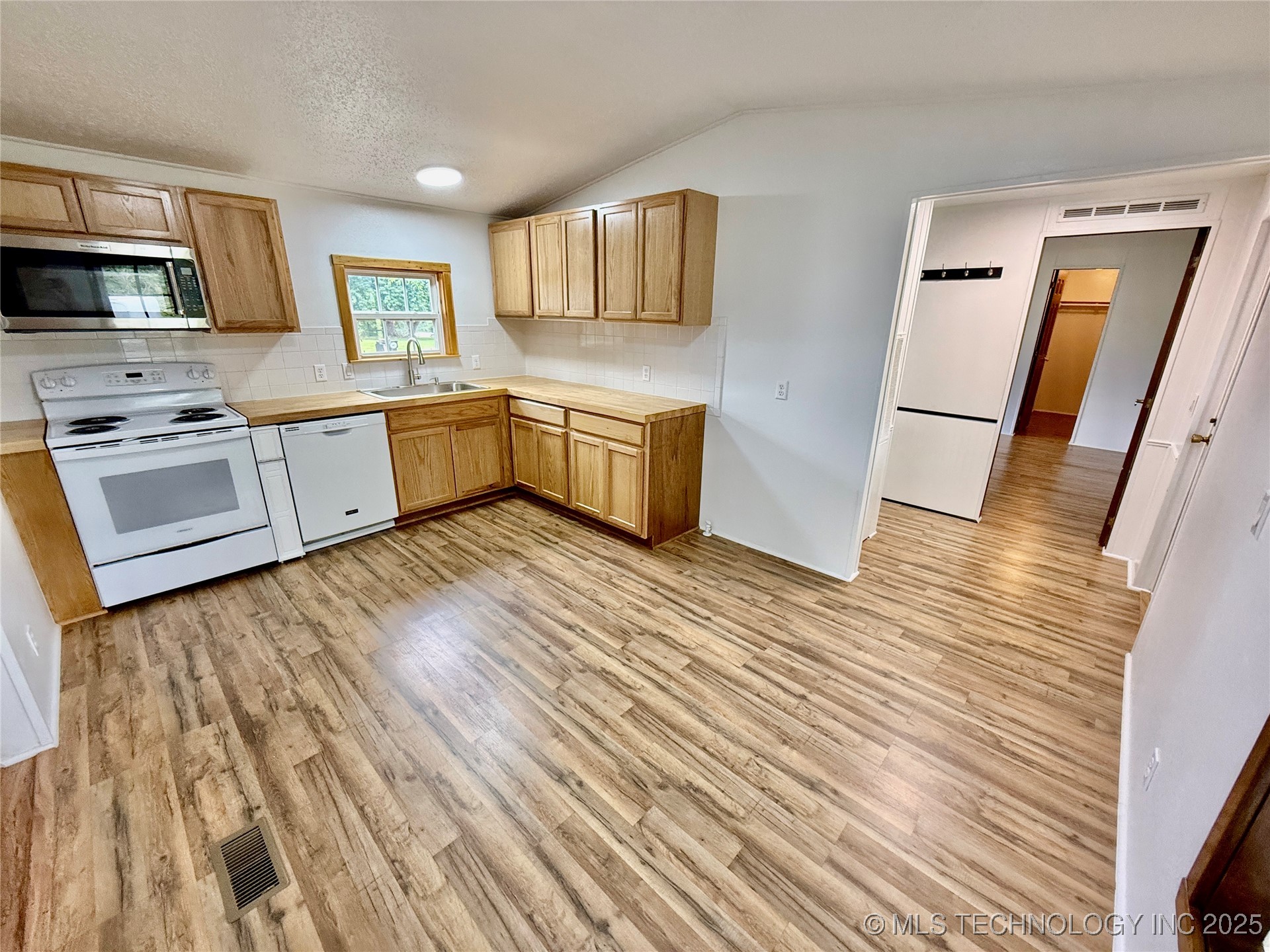 441210 Hillcrest Drive Property Photo 14