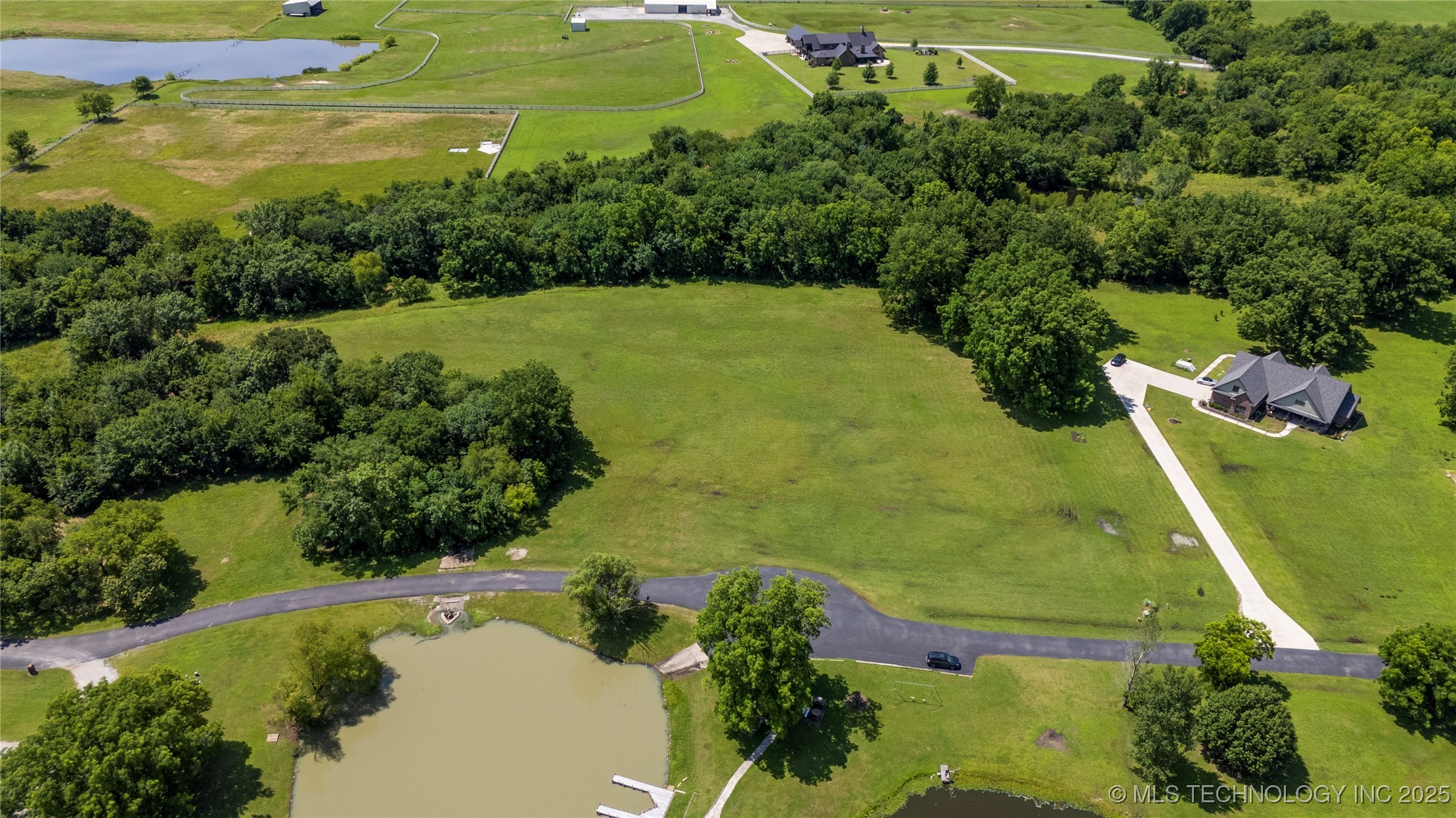 5544 Lake Drive Property Photo 2