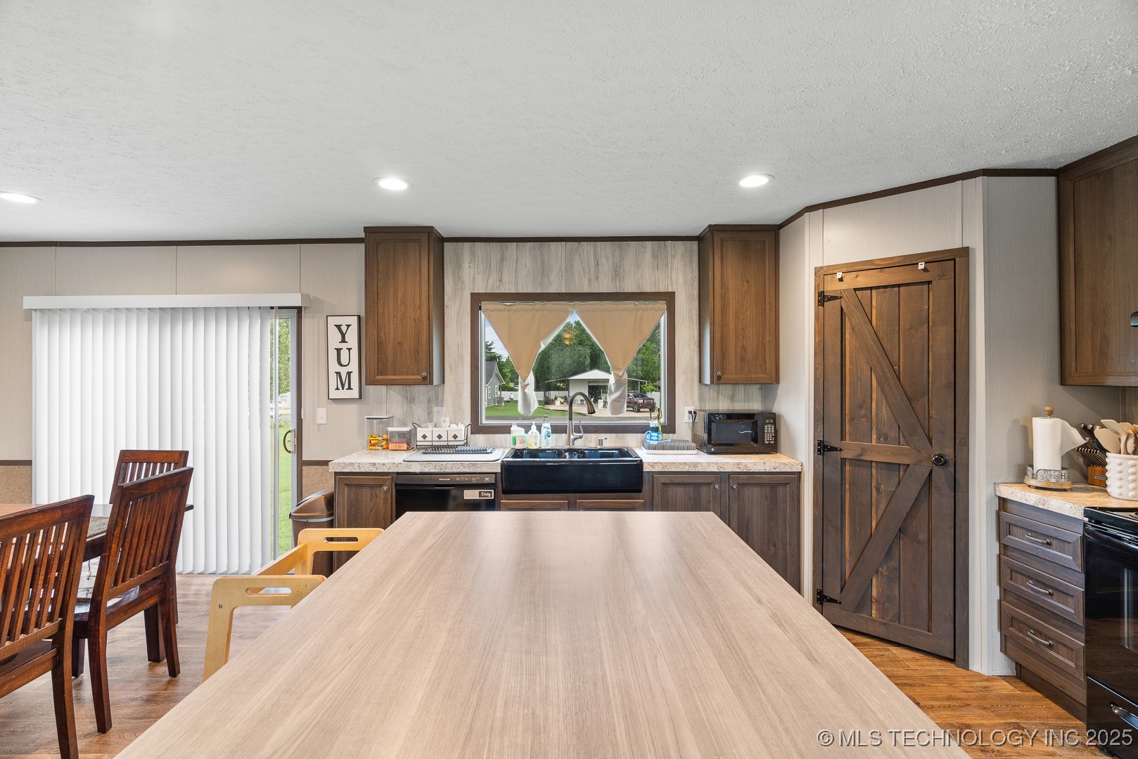 5941 Feather Street Property Photo 9