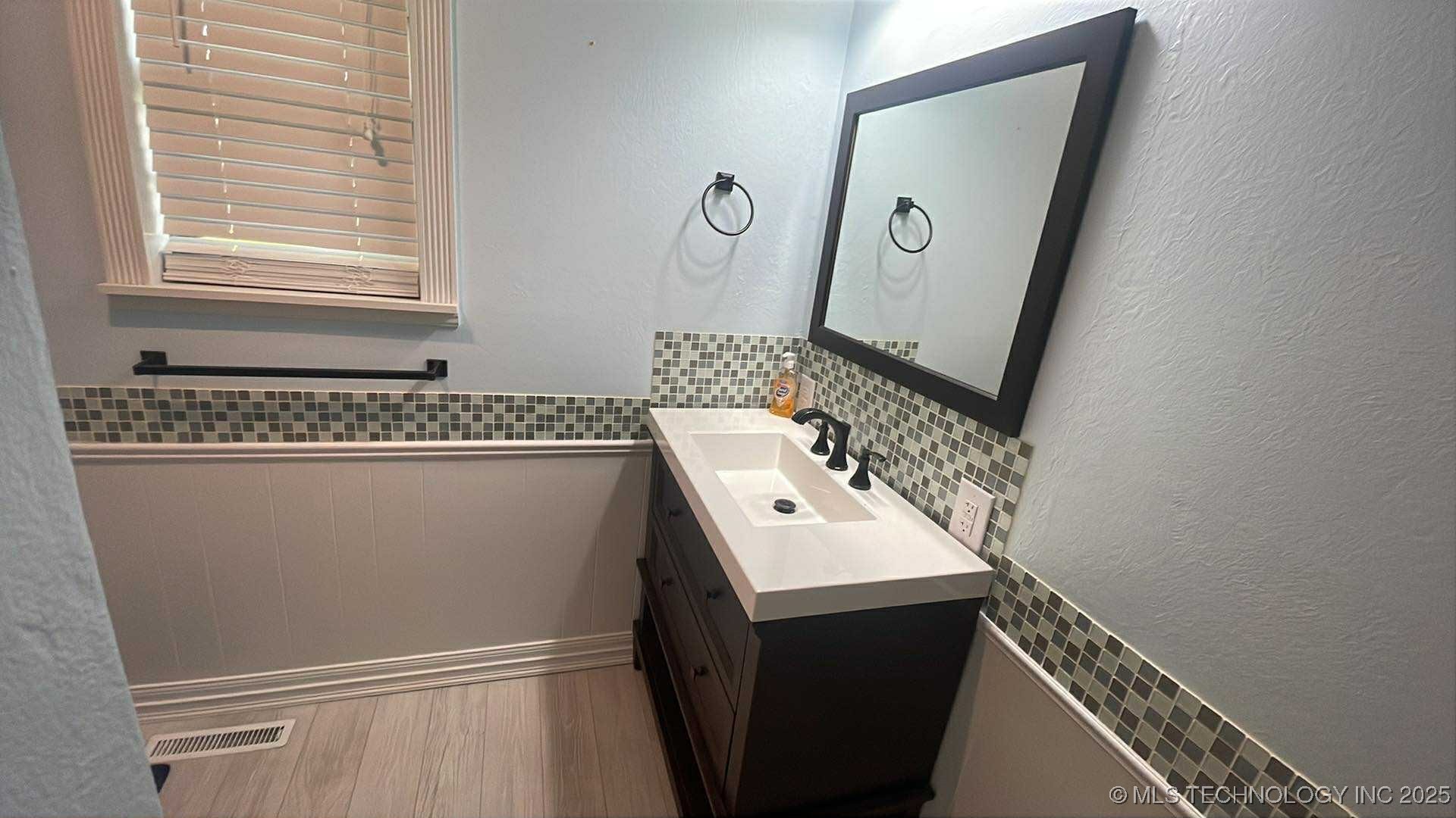 219 N Anthony Street Property Photo 8