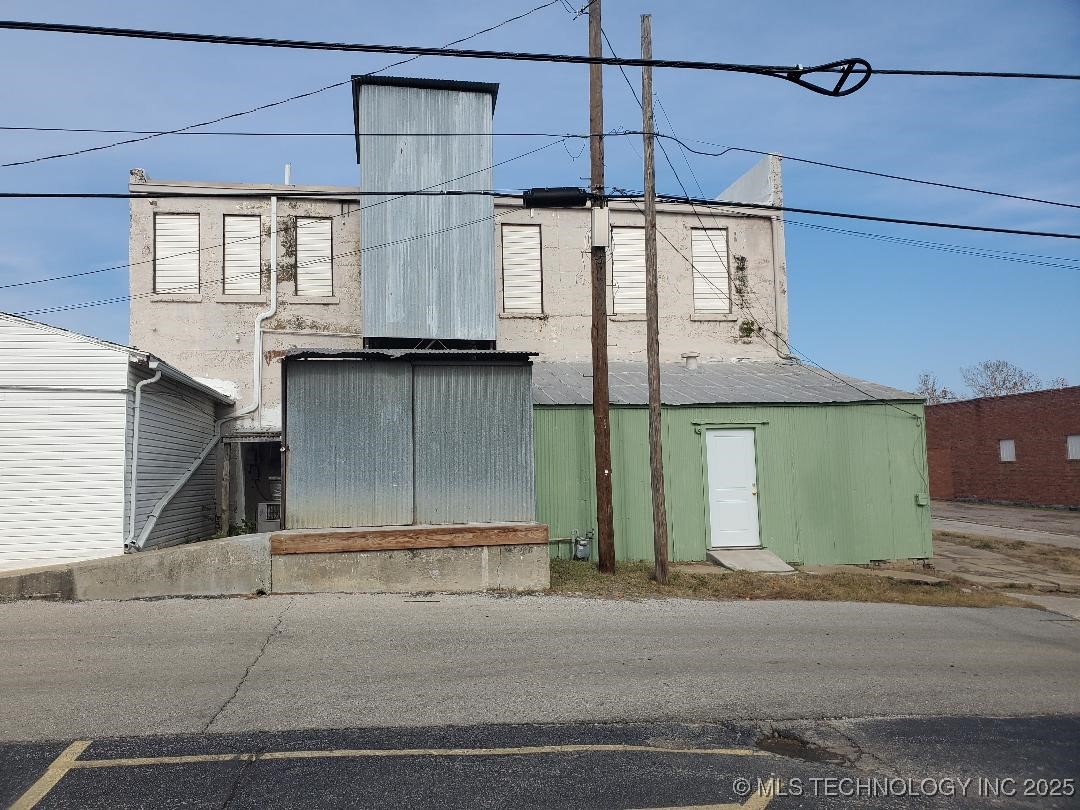 507 W Broadway Street Property Photo 4