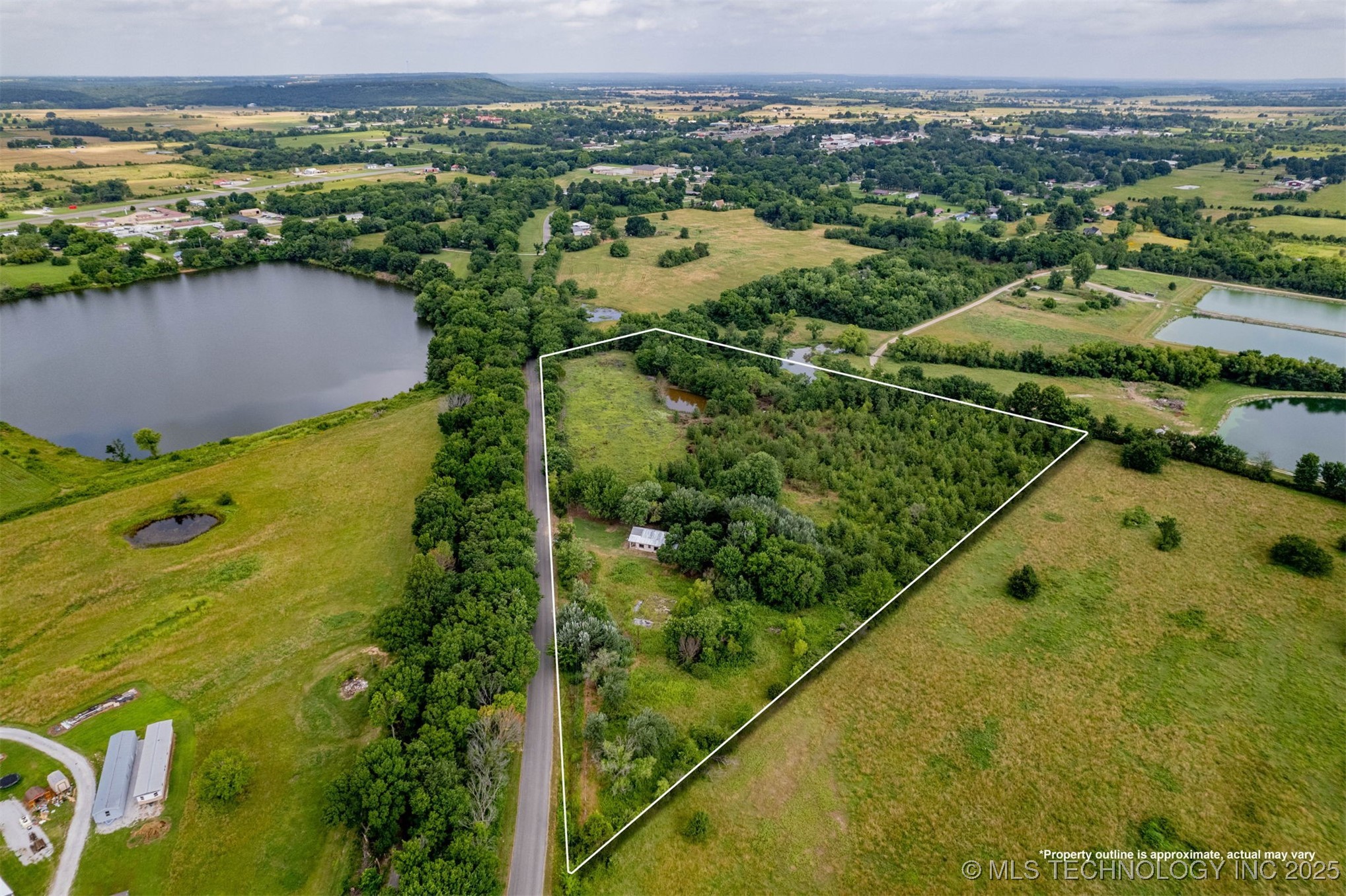 19202 S Old Highway 2 Property Photo 1