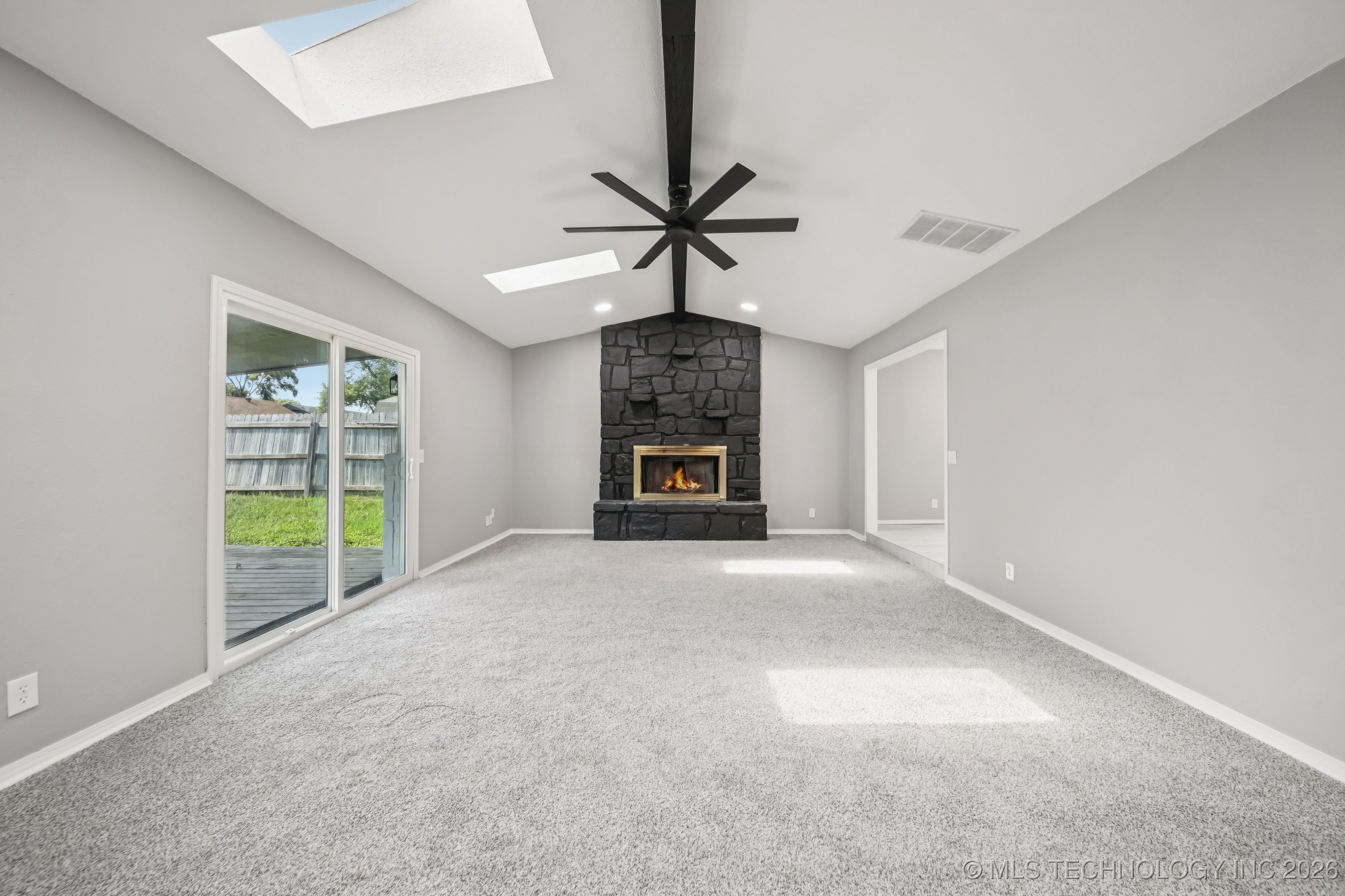 2712 S Fir Avenue Property Photo 8