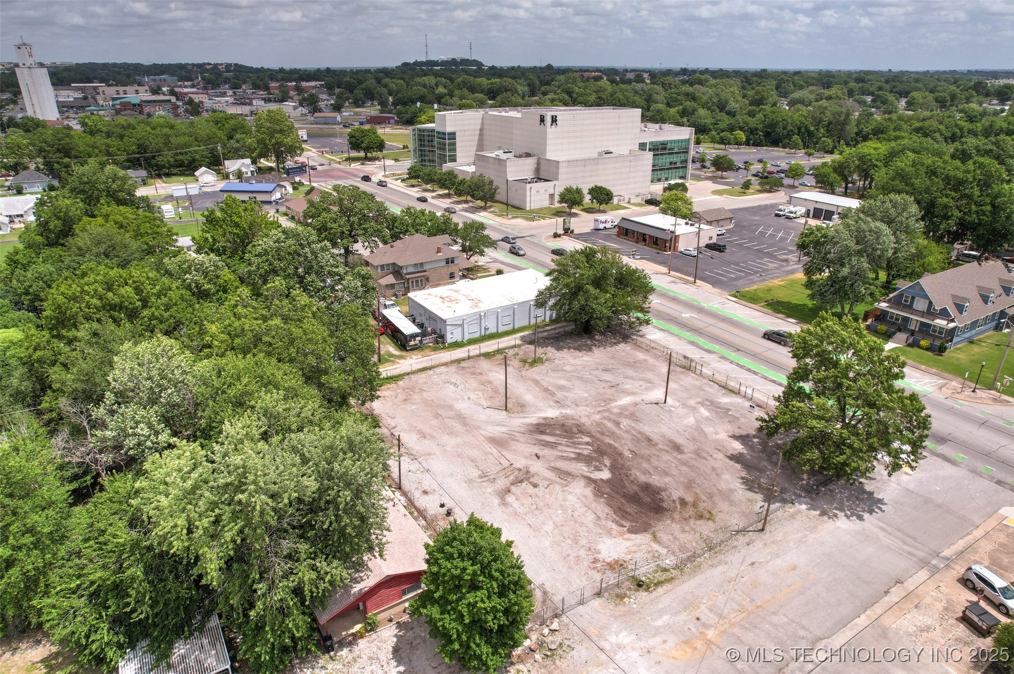 824 S Main Street Property Photo 2