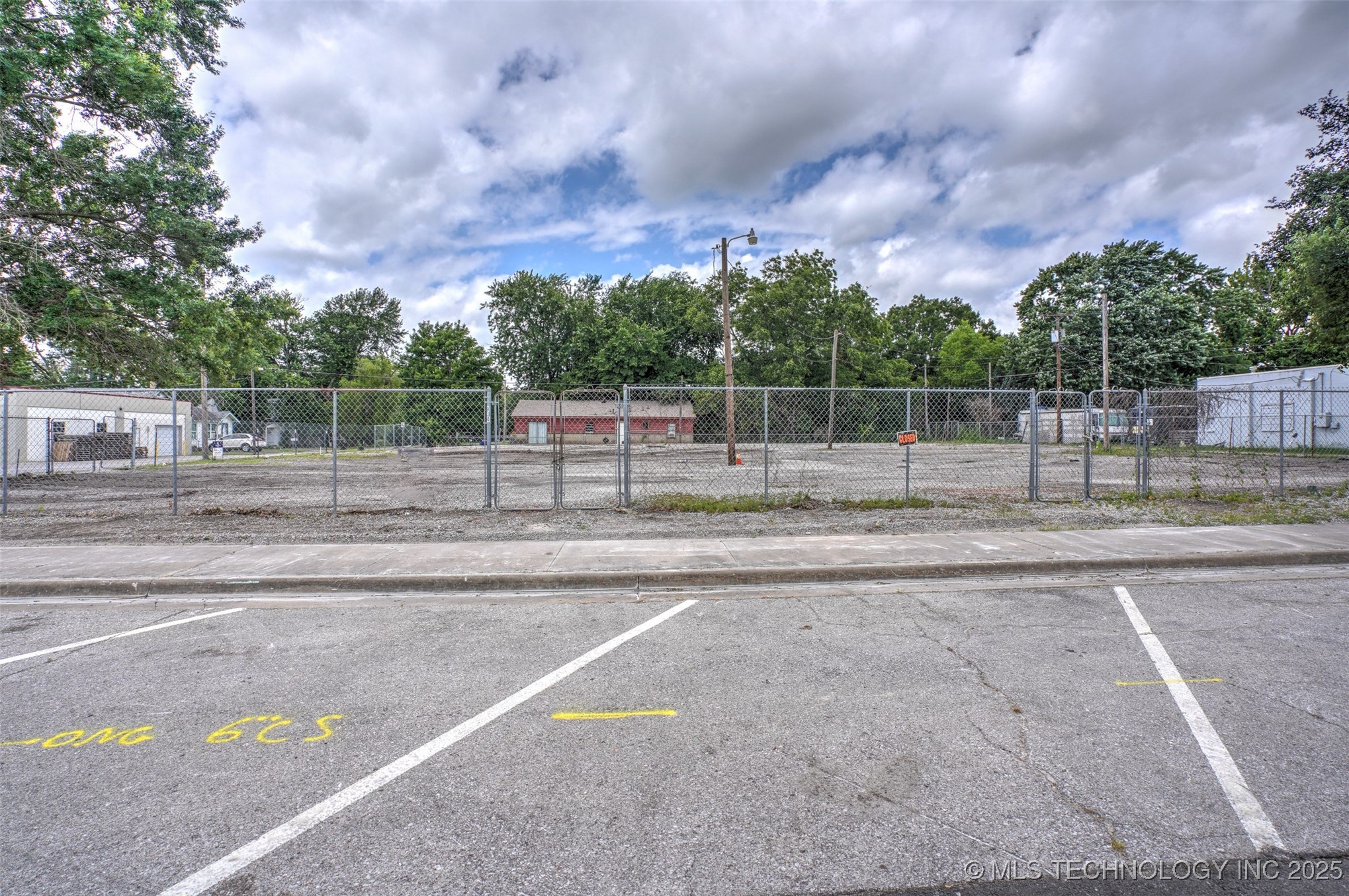 824 S Main Street Property Photo 4