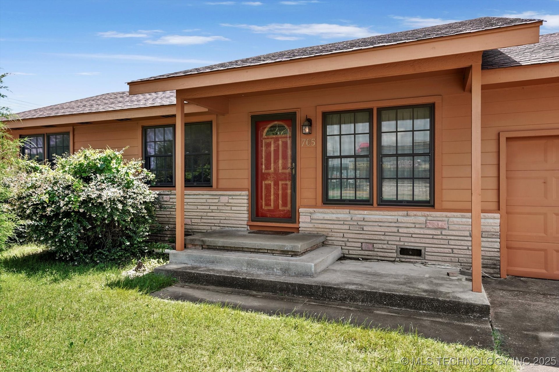 705 W Hartford Place Property Photo 1