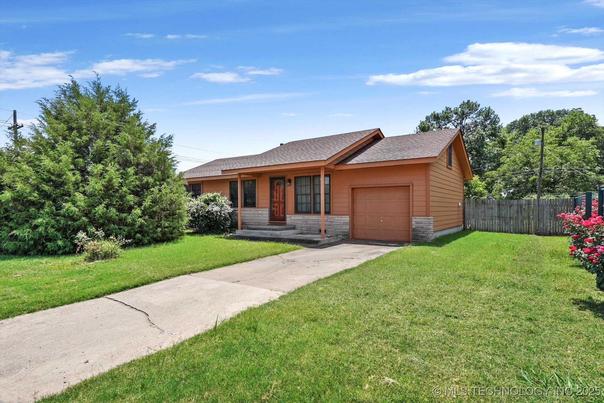 705 W Hartford Place Property Photo 2