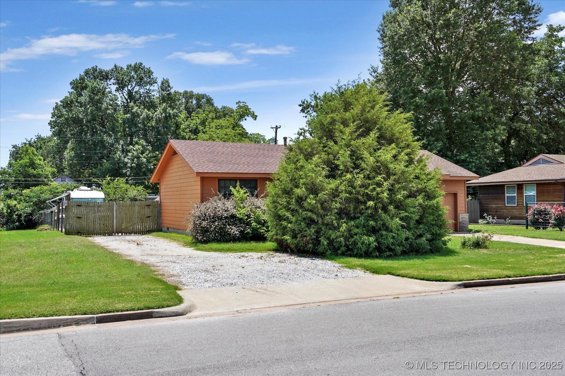 705 W Hartford Place Property Photo 3