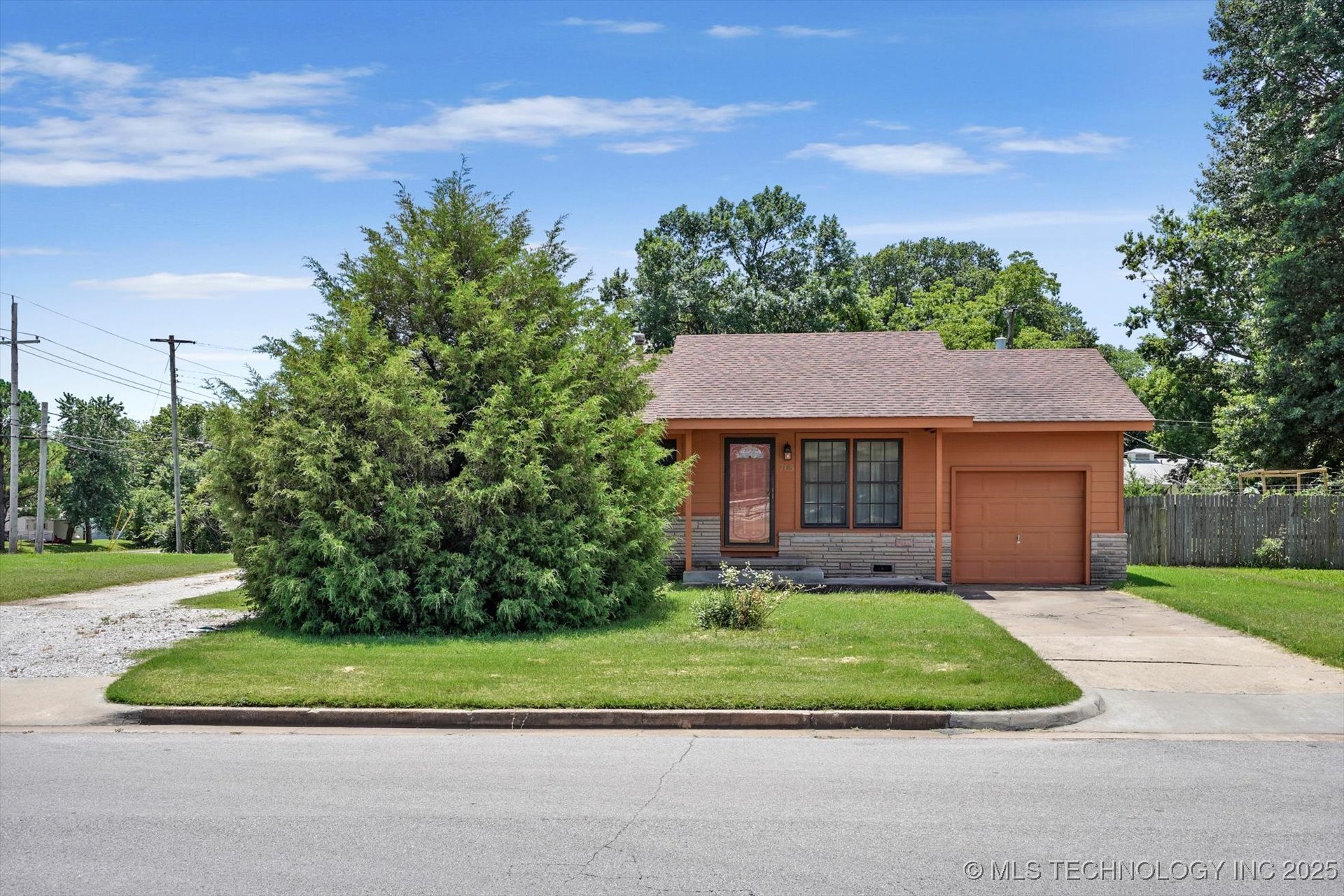 705 W Hartford Place Property Photo 4