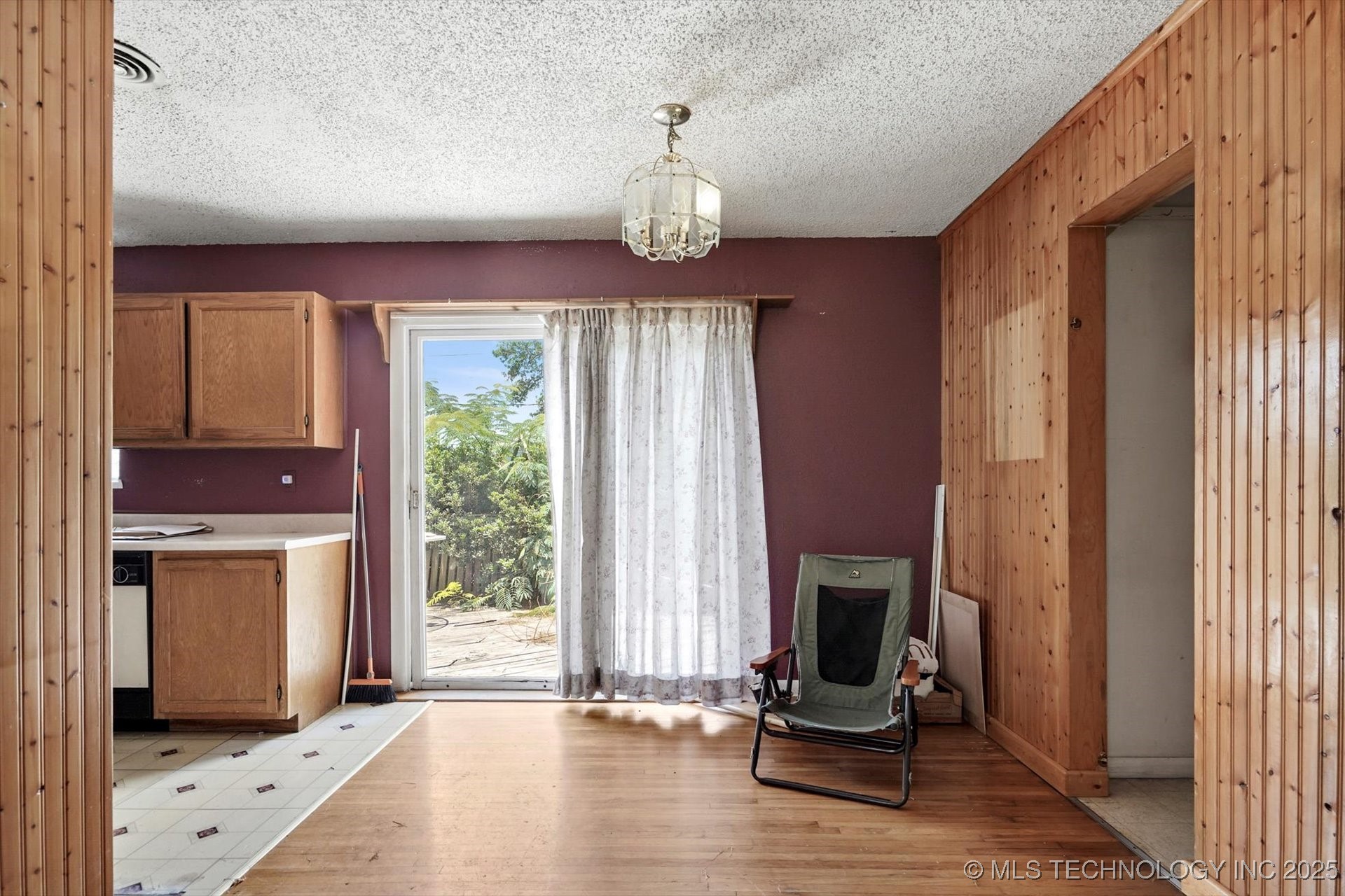 705 W Hartford Place Property Photo 5