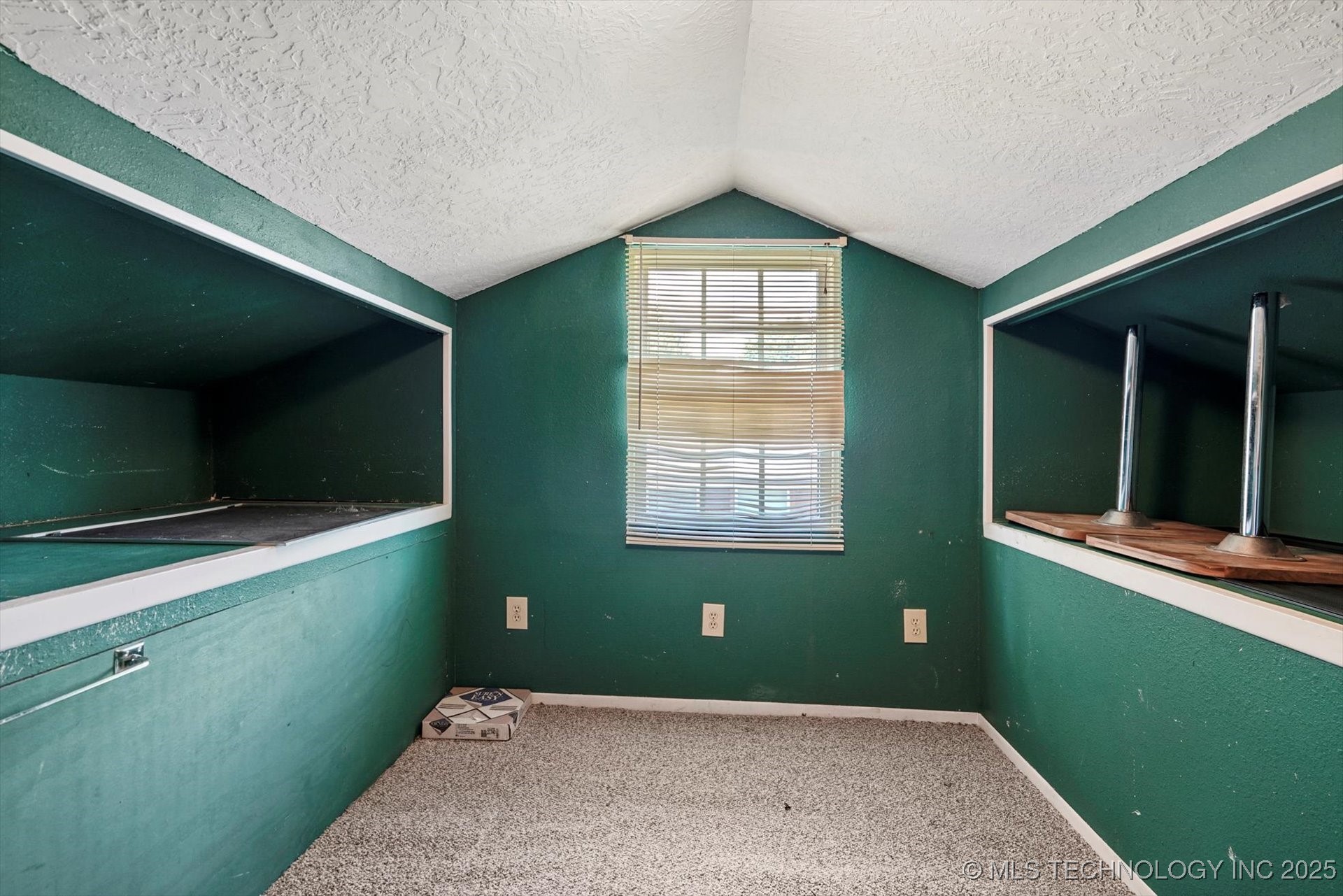 705 W Hartford Place Property Photo 15