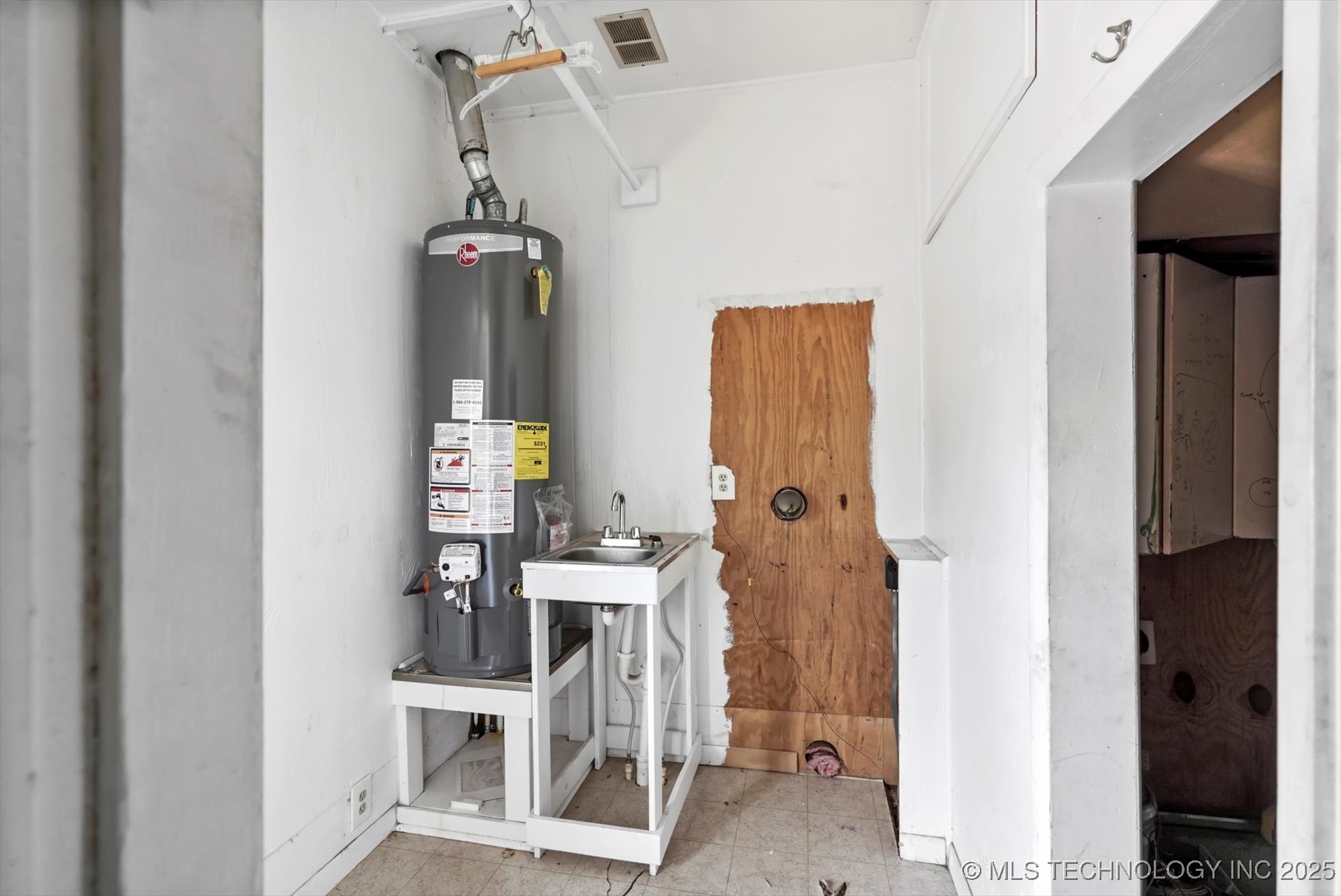 705 W Hartford Place Property Photo 16