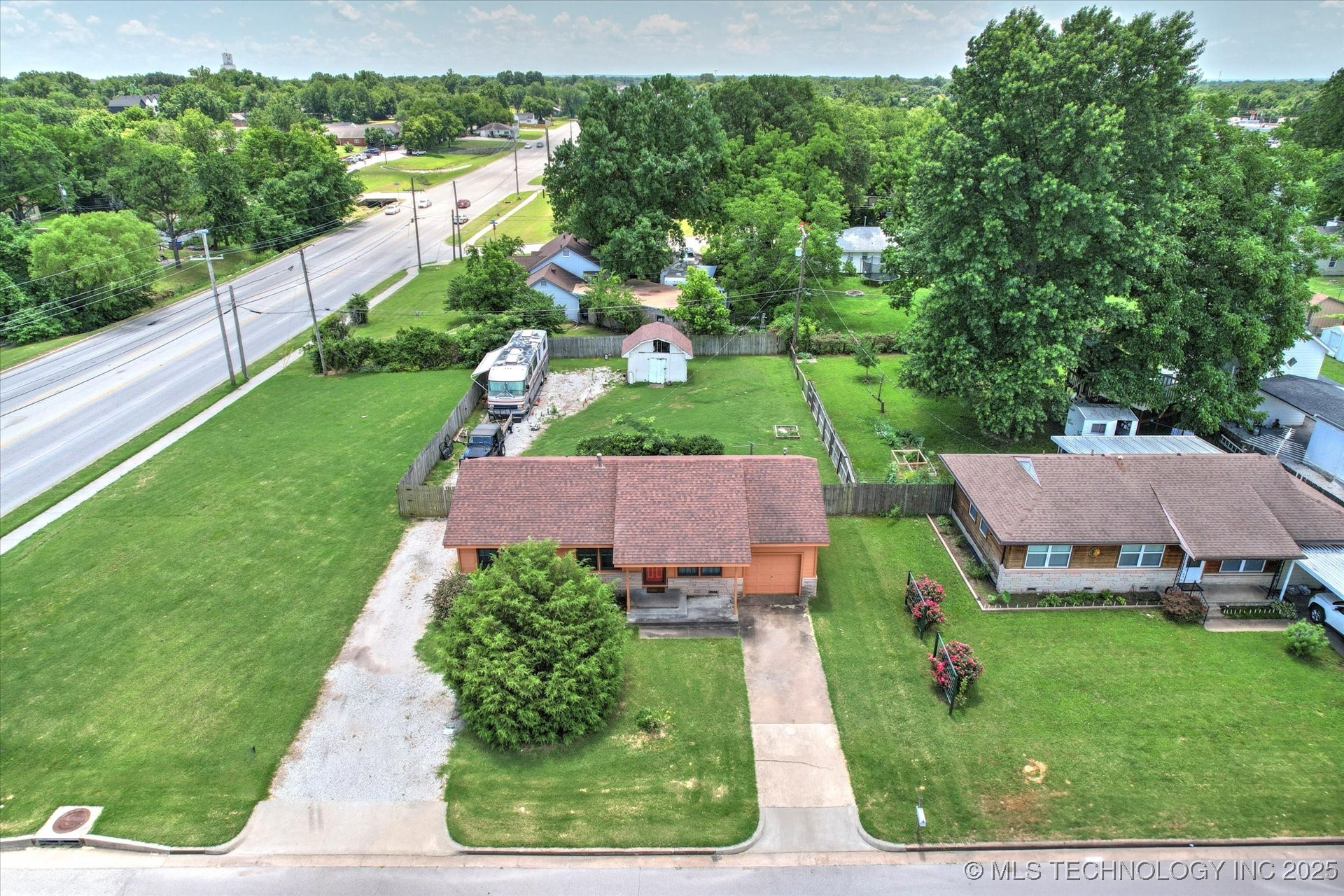 705 W Hartford Place Property Photo 20