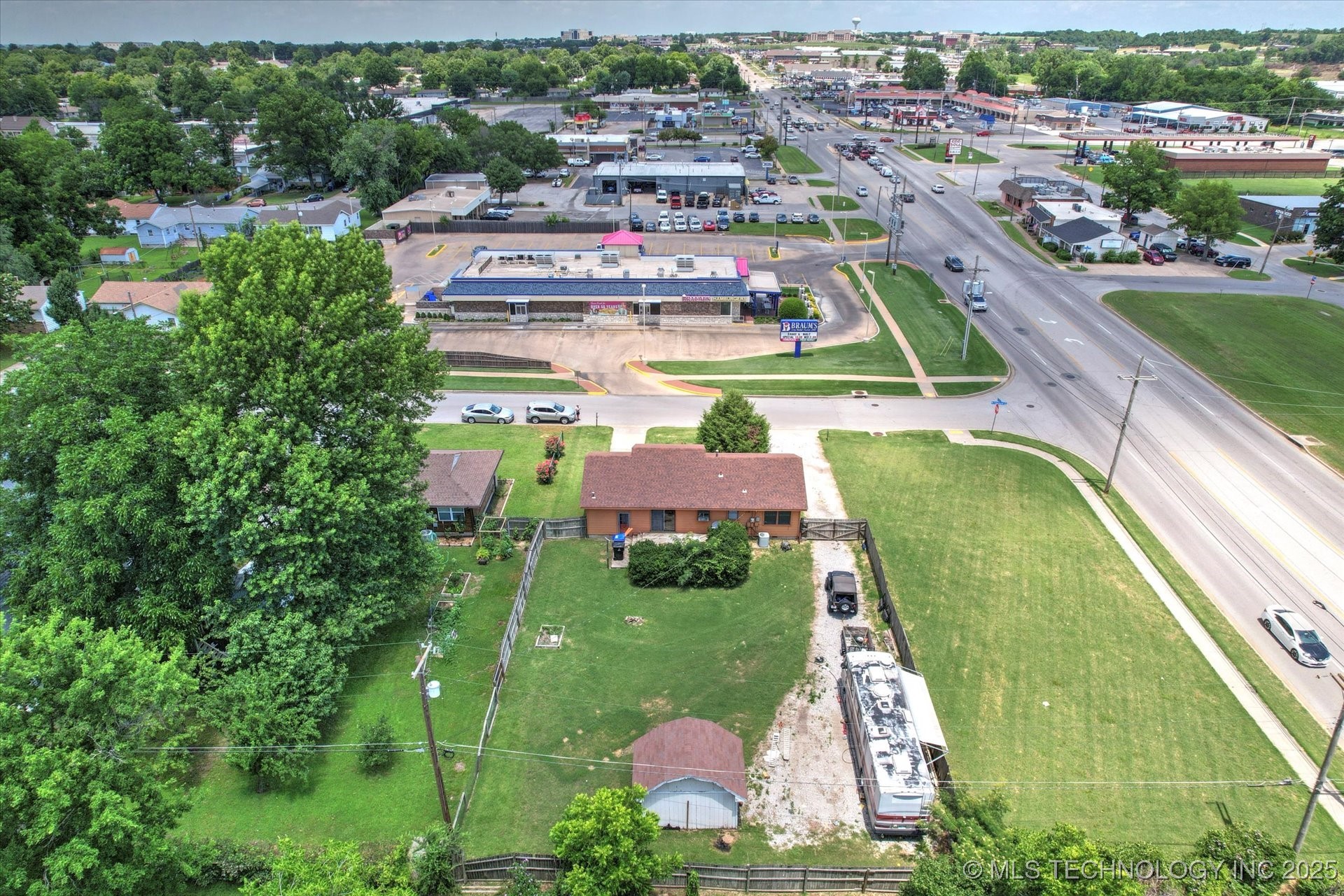 705 W Hartford Place Property Photo 25