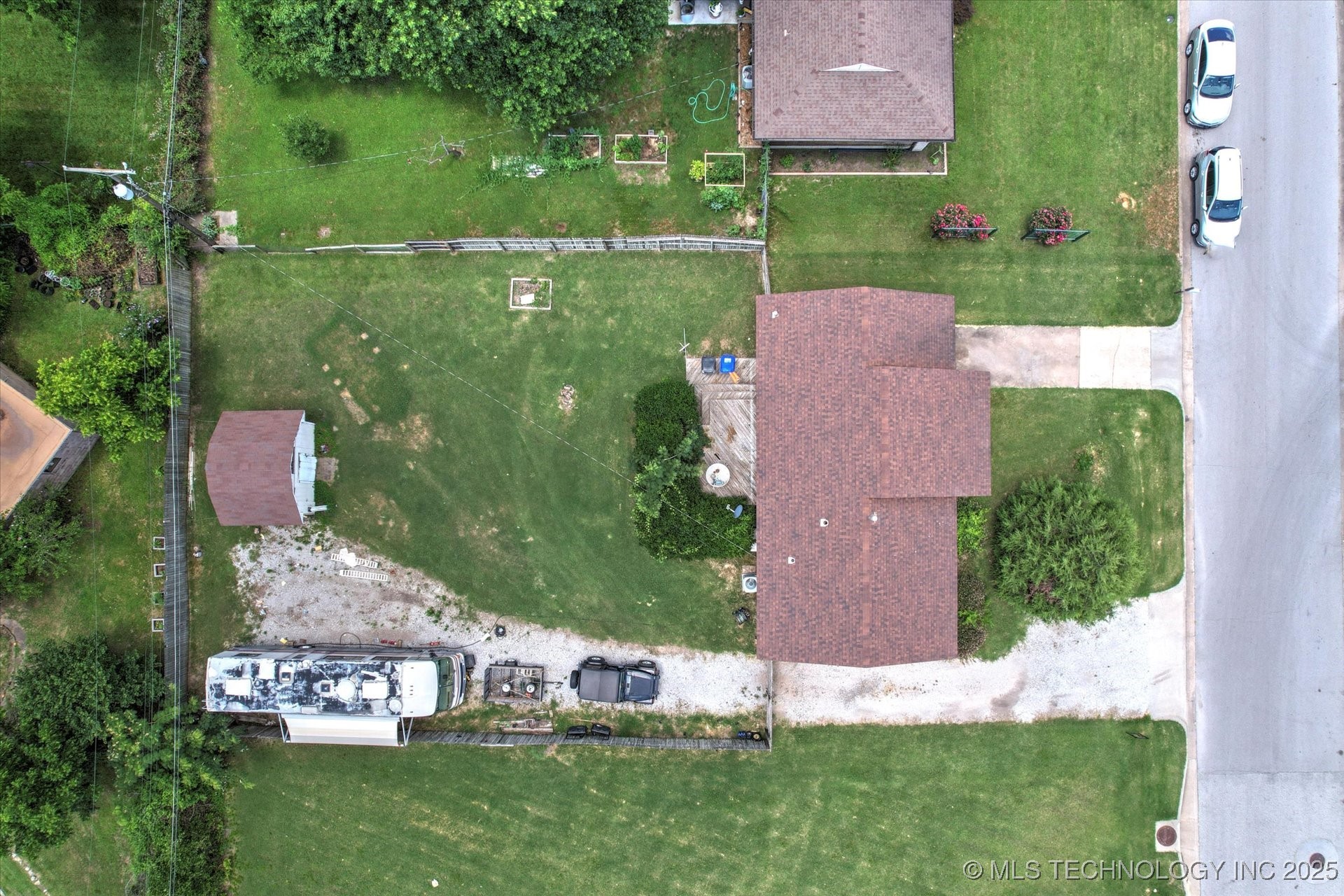 705 W Hartford Place Property Photo 28