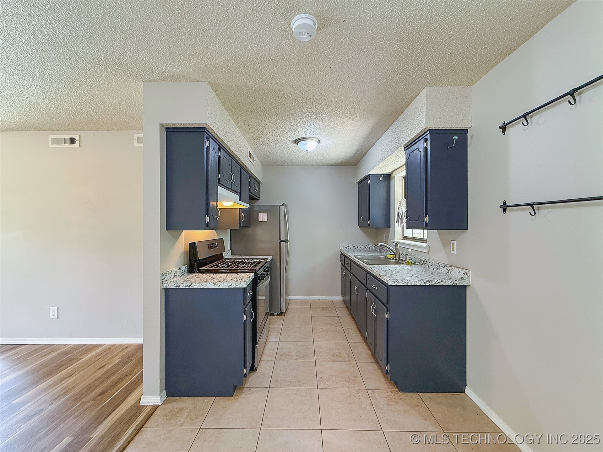 825 N Summer Tree Drive Property Photo 9