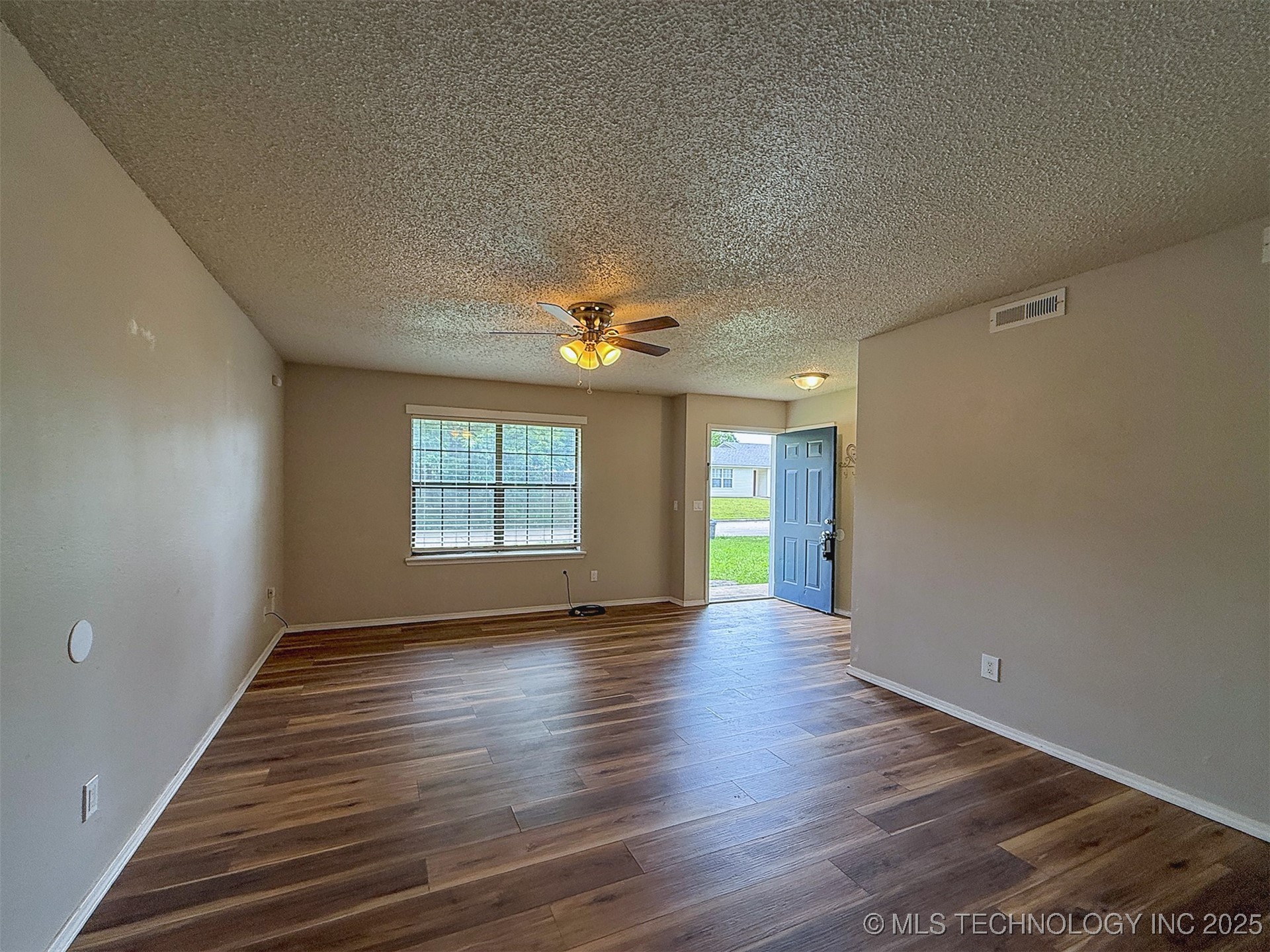 825 N Summer Tree Drive Property Photo 13