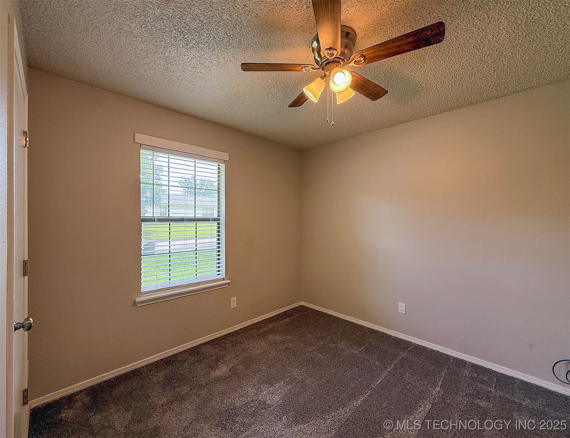 825 N Summer Tree Drive Property Photo 16