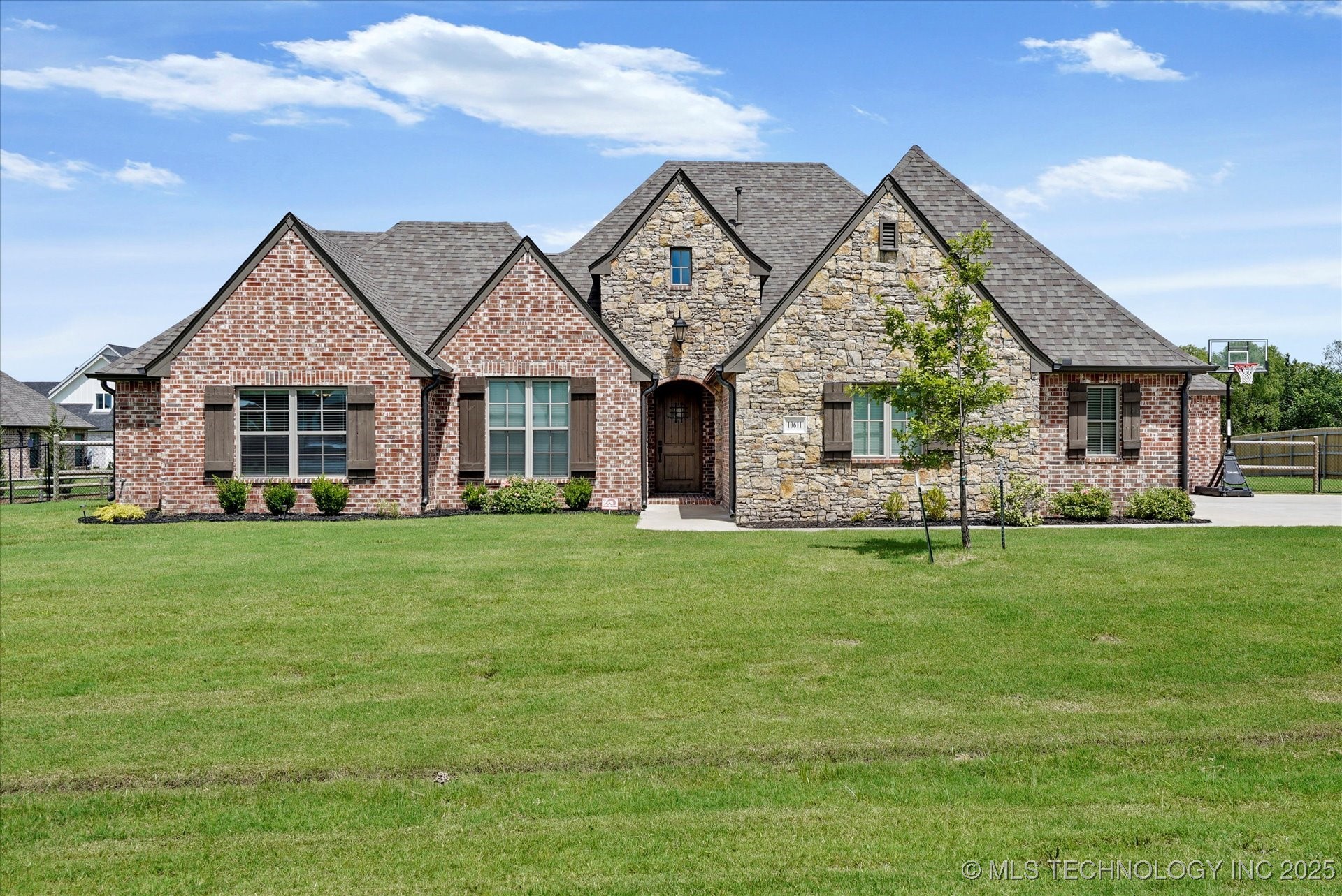 10611 N 159th East Avenue Property Photo 1