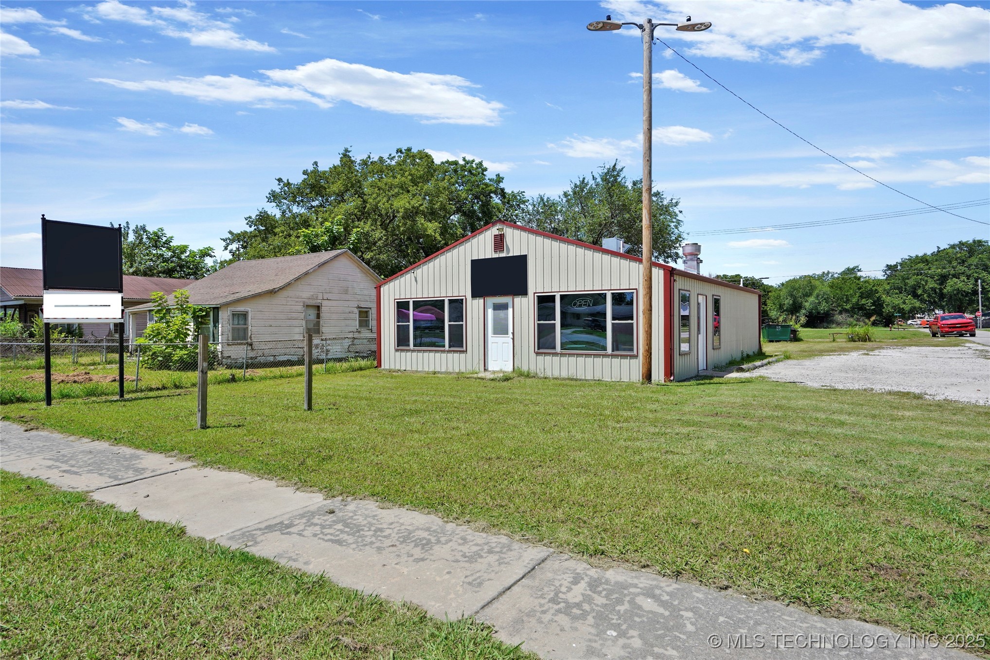 601 S Broadway Avenue Property Photo 1