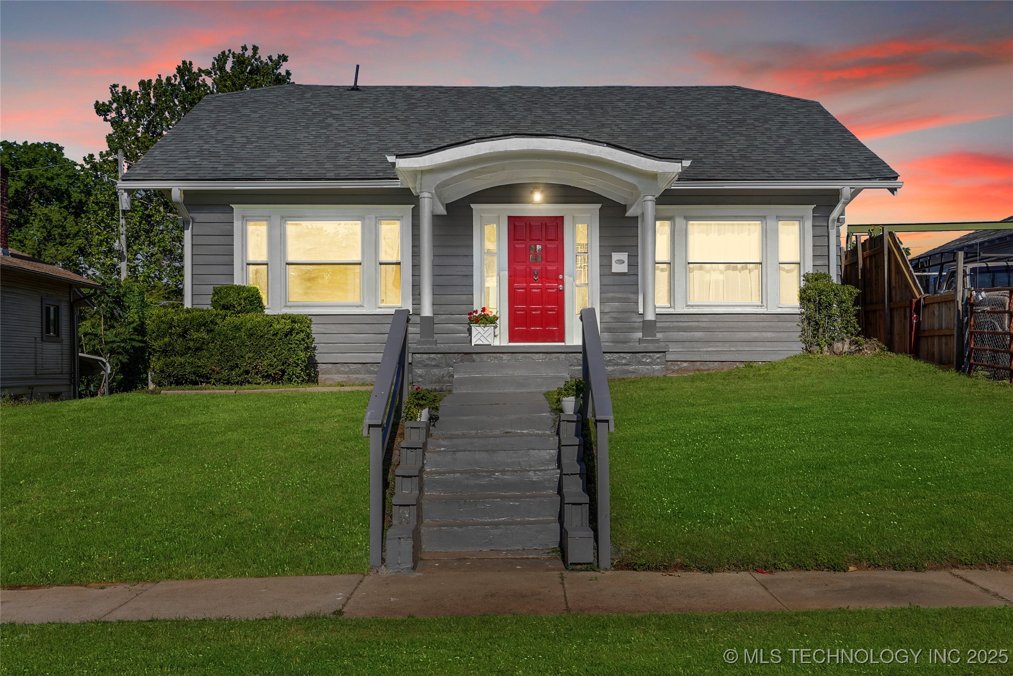 212 S Phoenix Avenue Property Photo 1