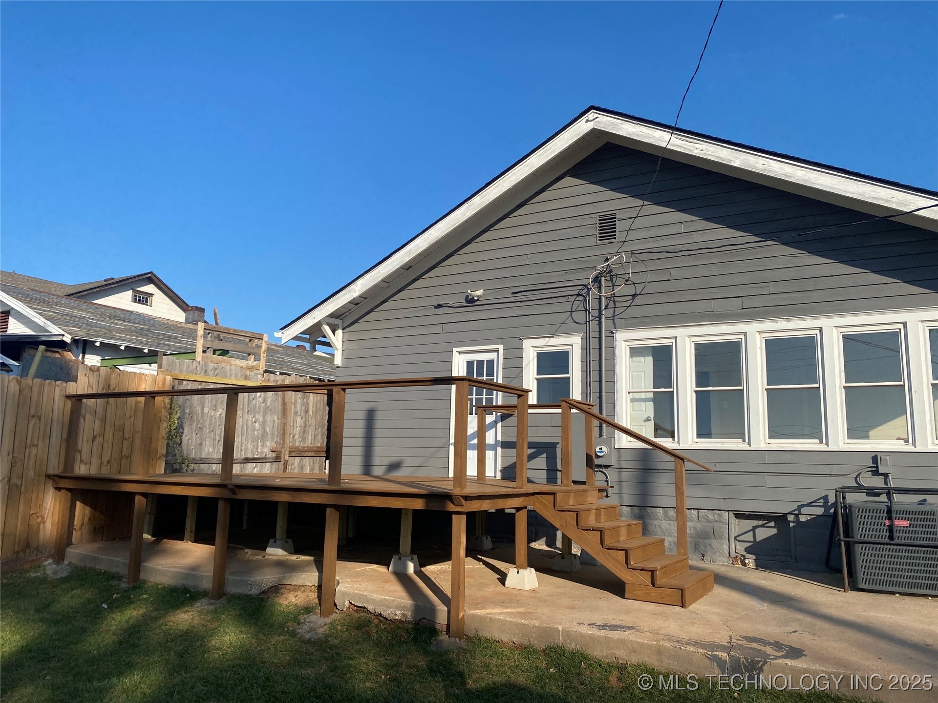 212 S Phoenix Avenue Property Photo 3