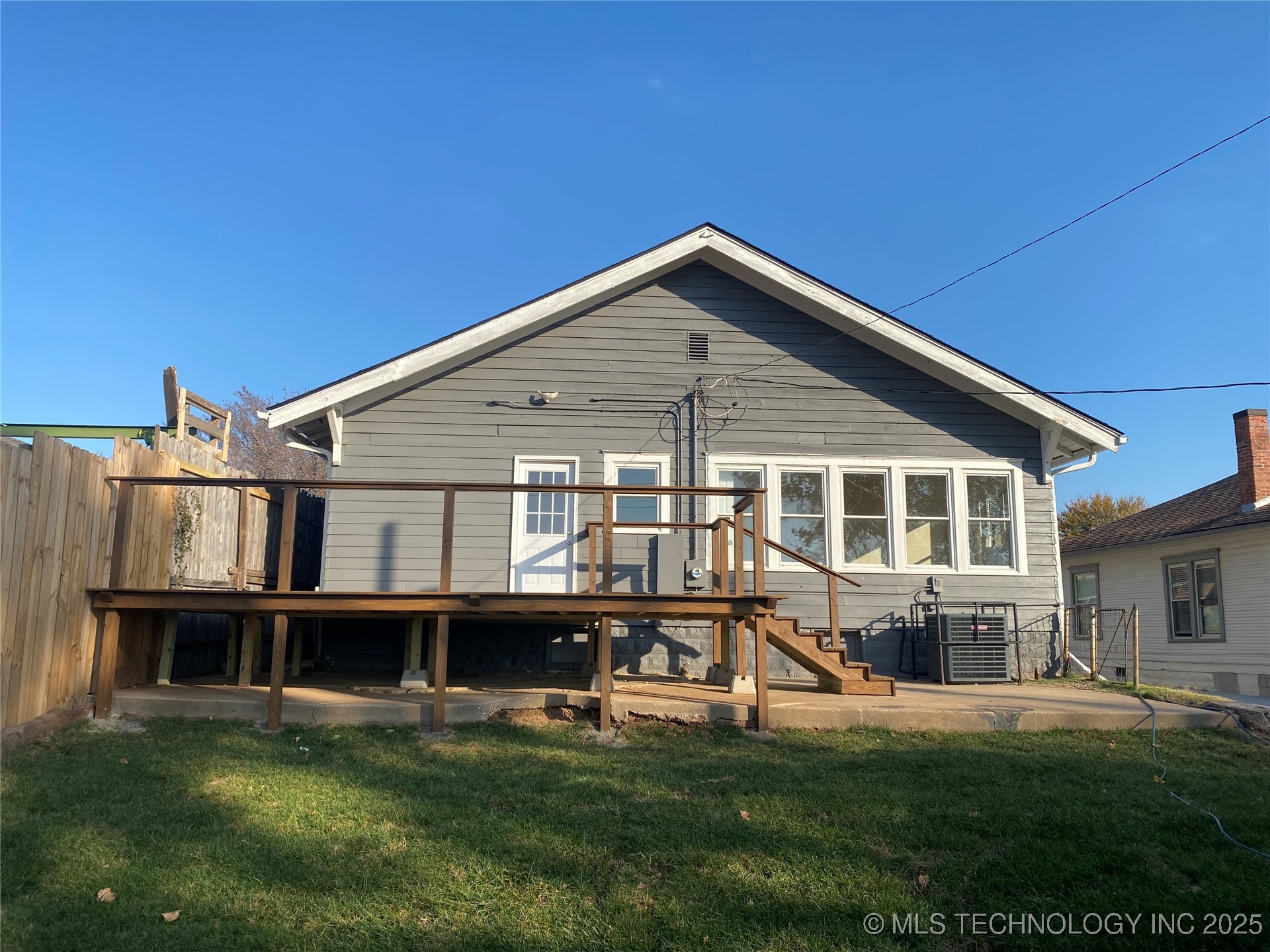 212 S Phoenix Avenue Property Photo 4