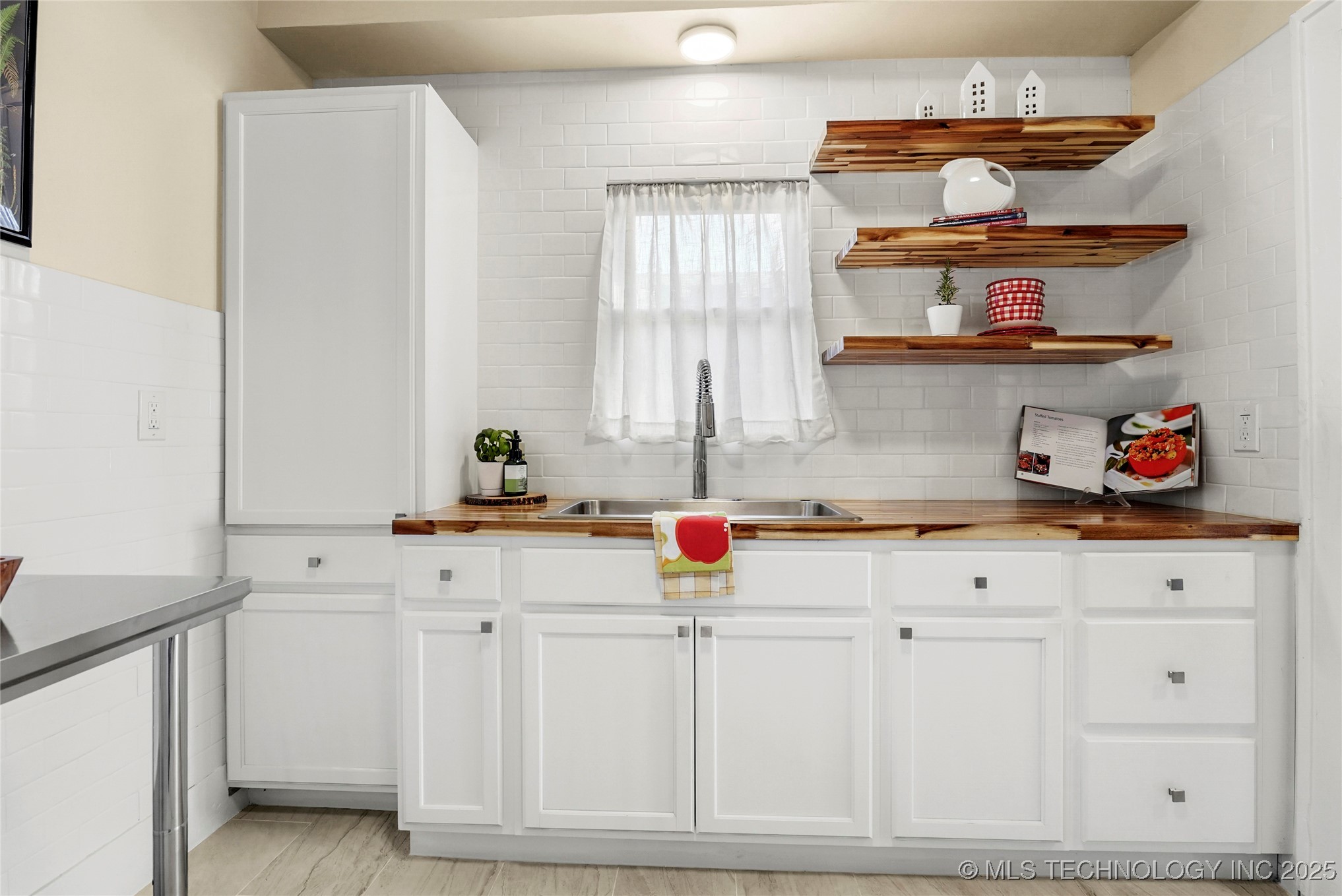 212 S Phoenix Avenue Property Photo 19