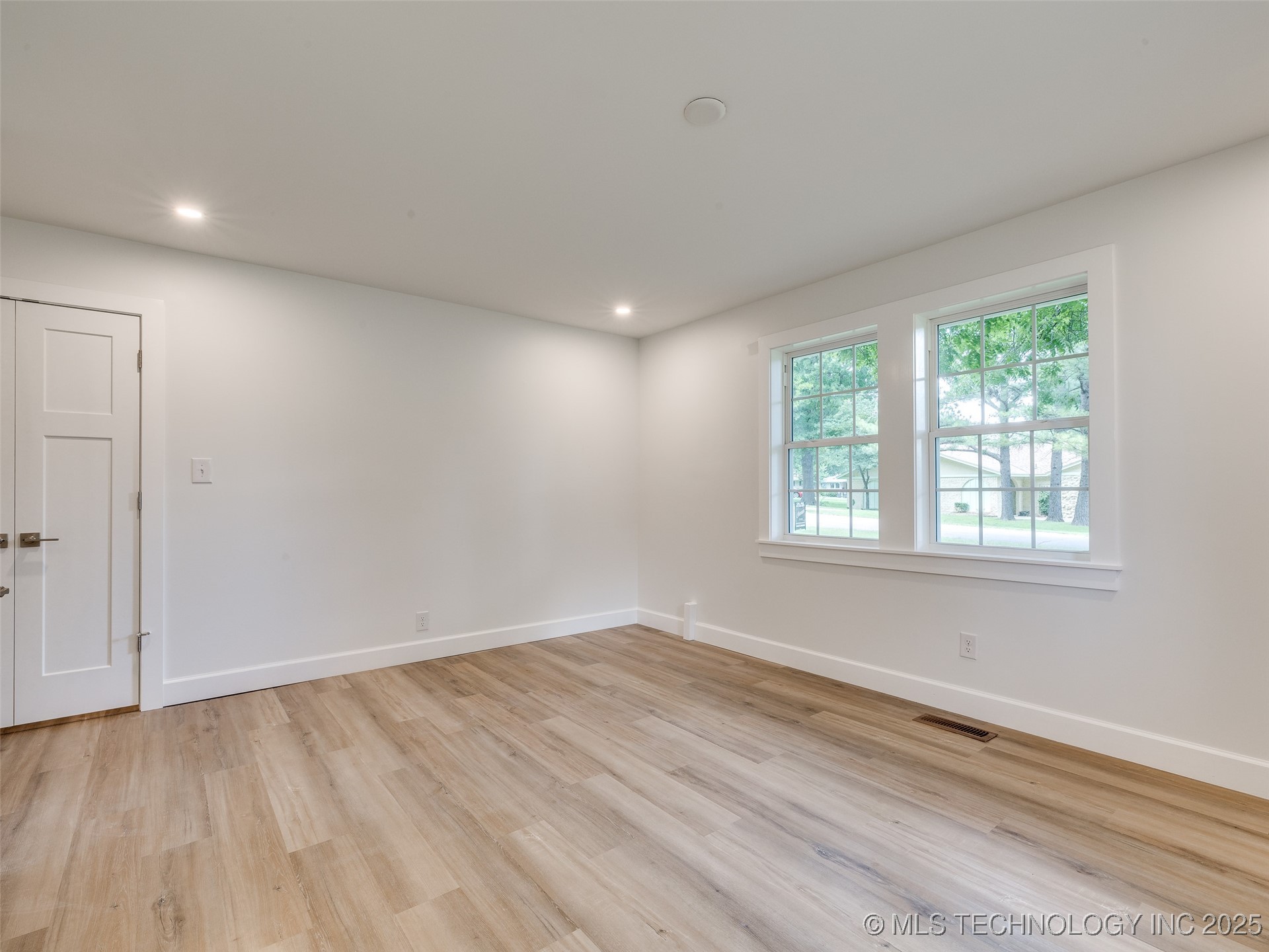 11702 S 75th East Avenue Property Photo 30