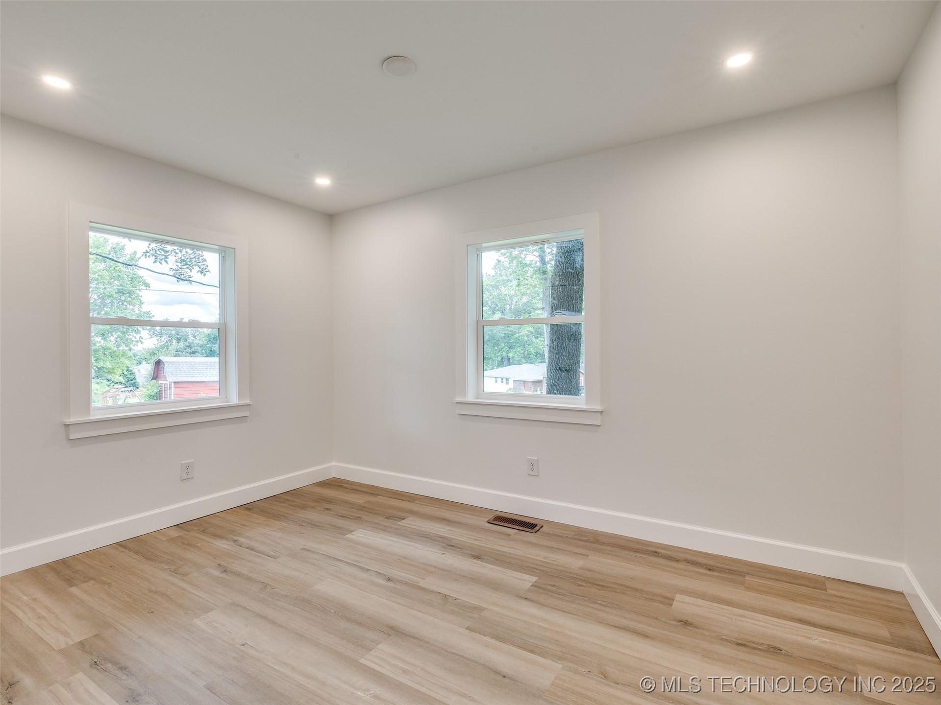 11702 S 75th East Avenue Property Photo 37