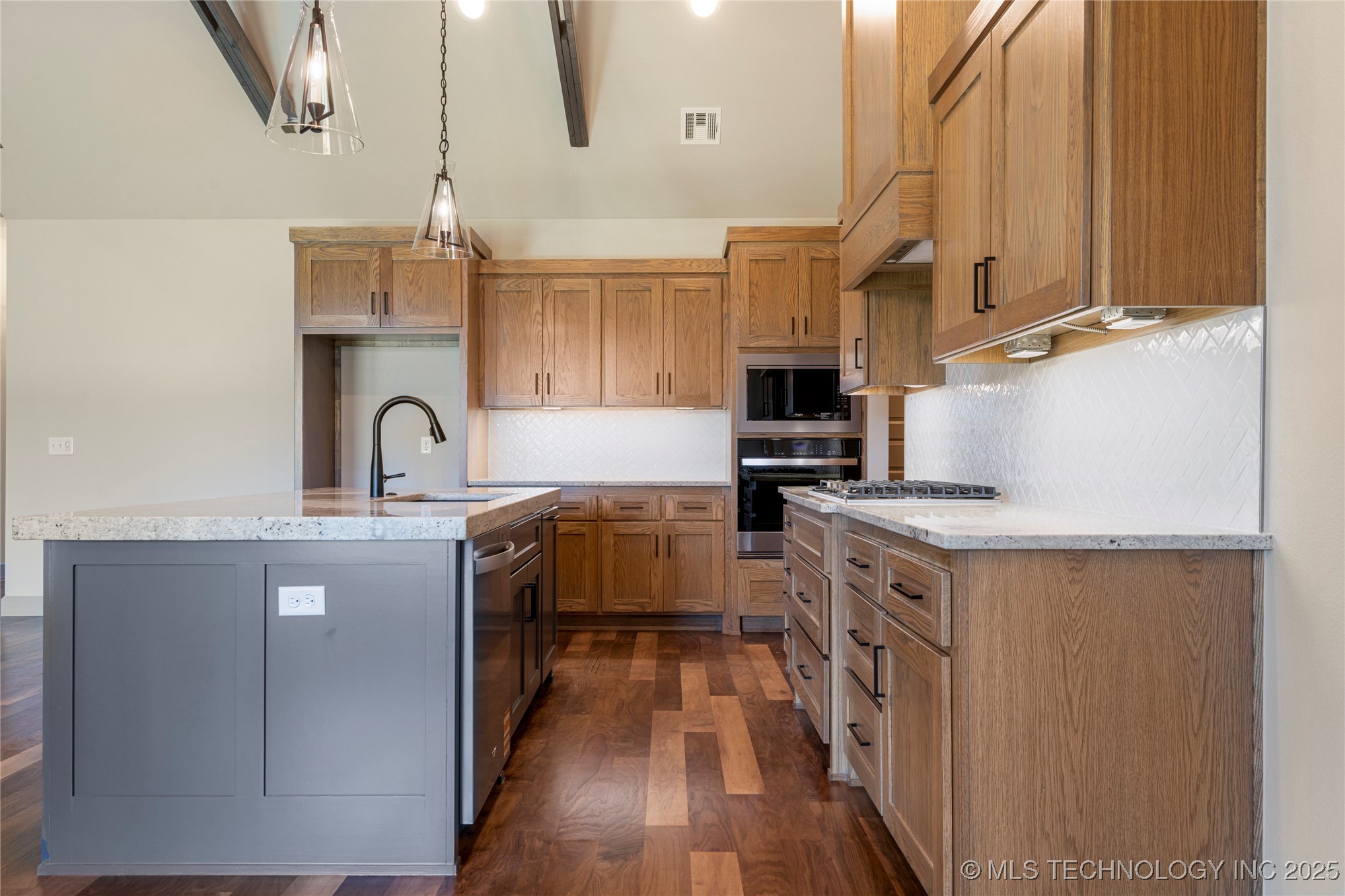 2070 E 136th Place S Property Photo 8