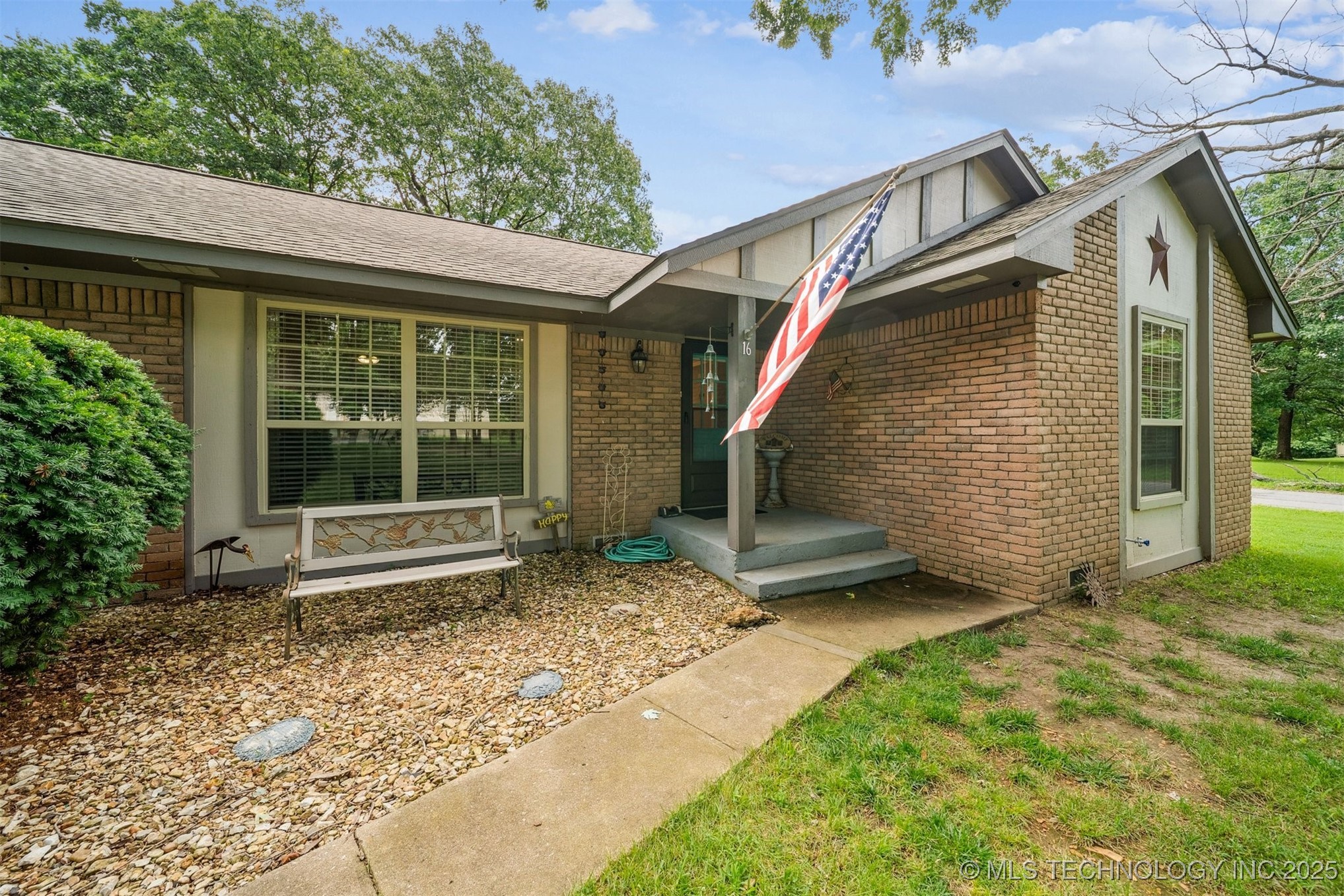 16 Big Bluff Street Property Photo 3