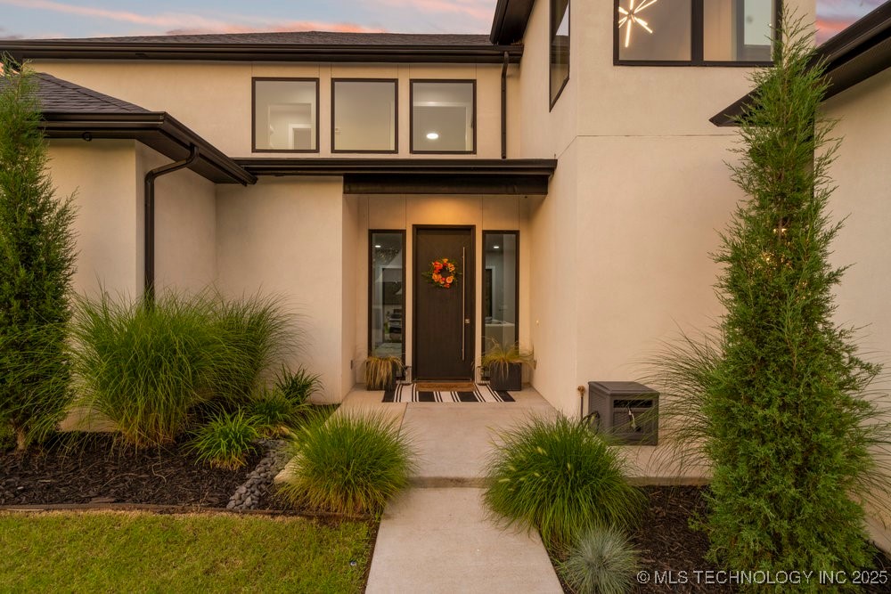 7405 S Chestnut Avenue Property Photo 6